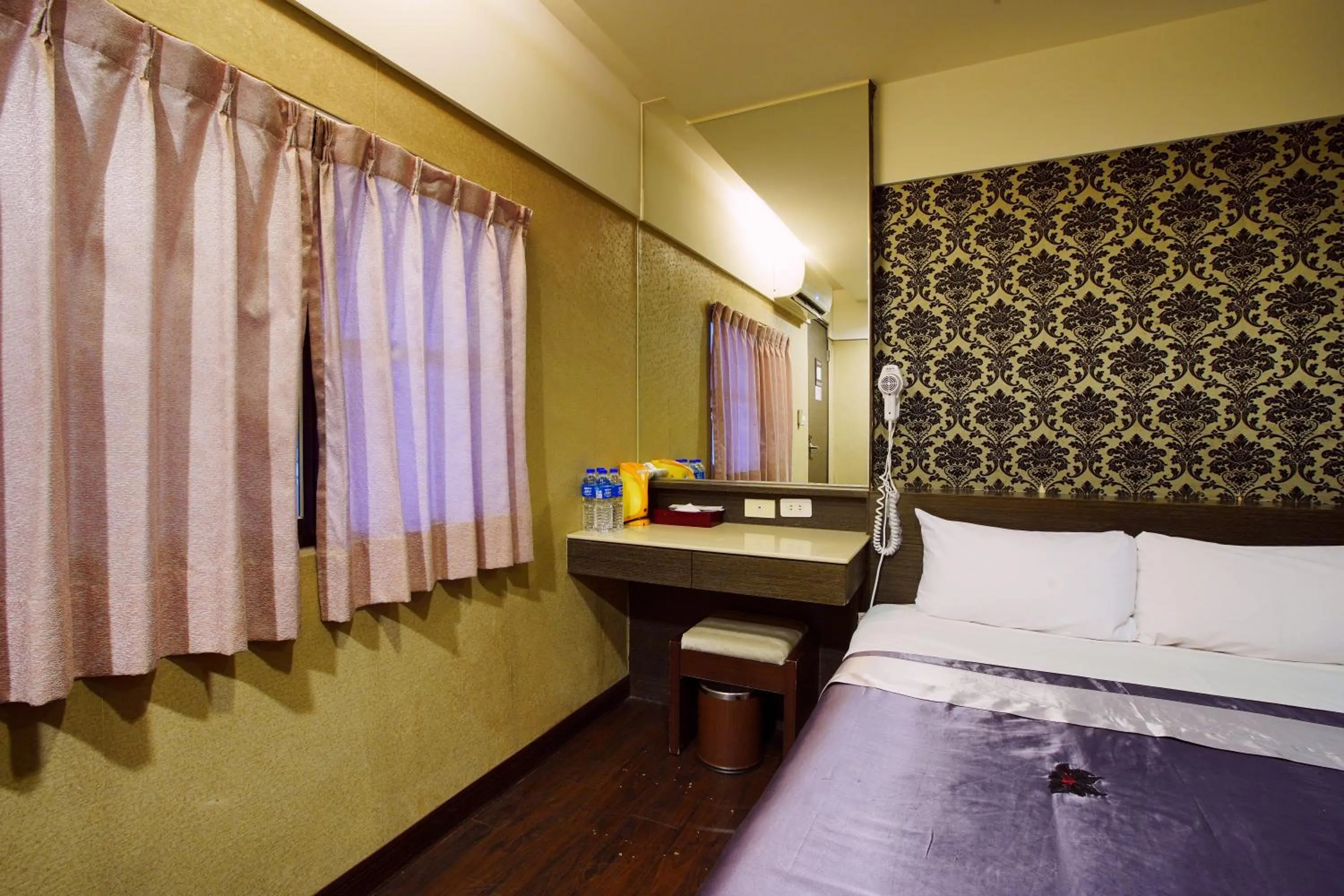 Photo of the whole room, Bed in Happy Hotel