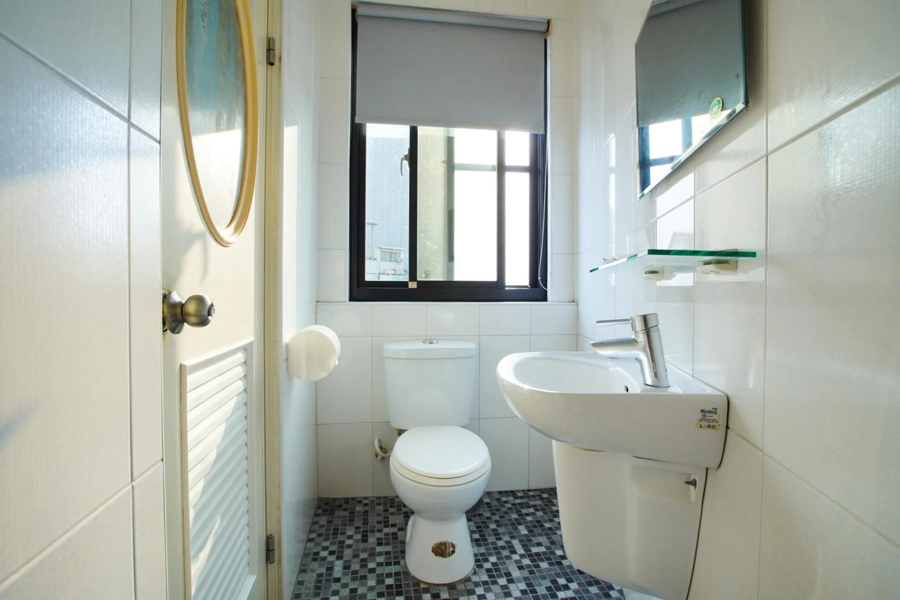 Bathroom in Happy Hotel