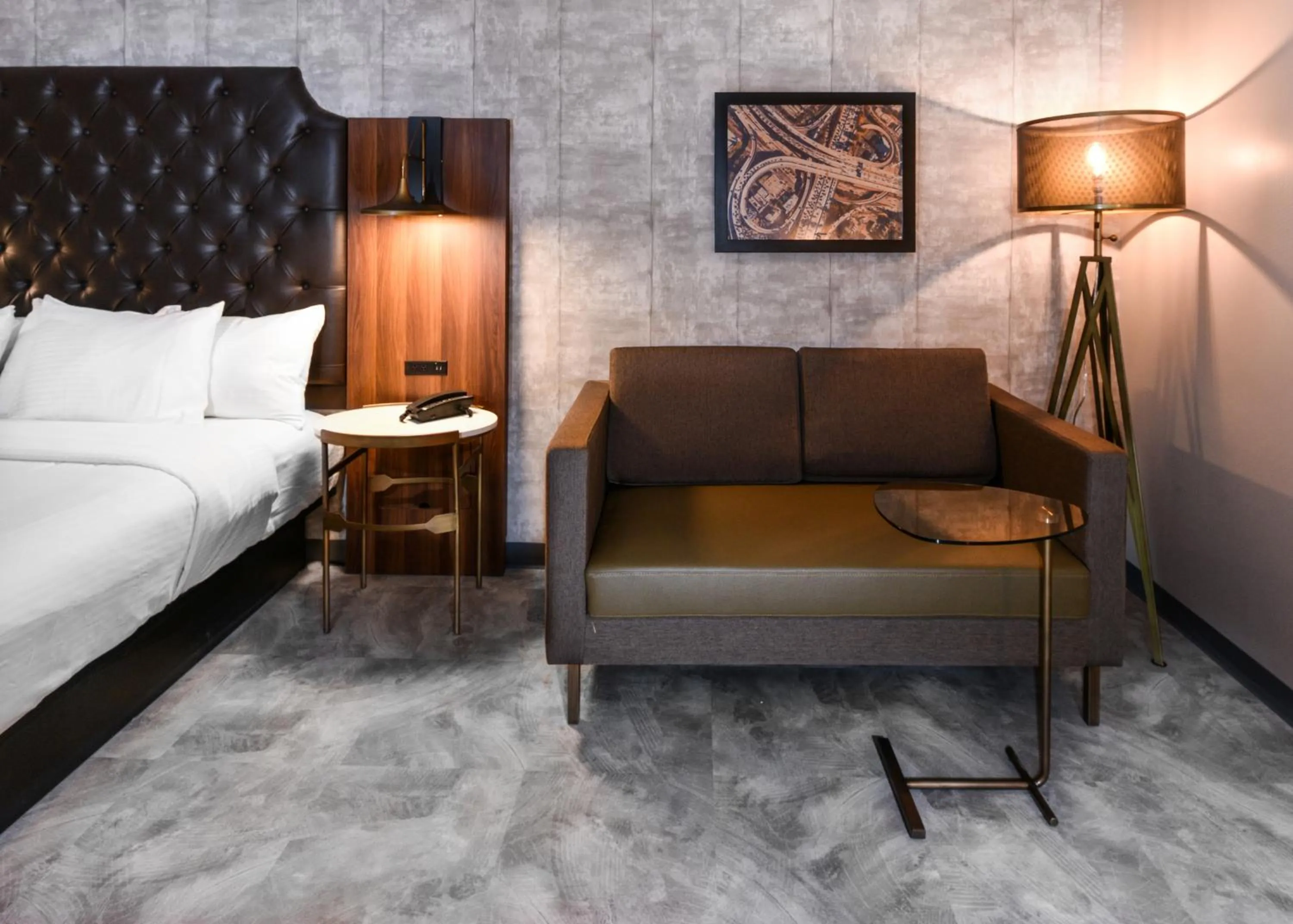 Seating area, Bed in Hollywood Inn Suites Hotel