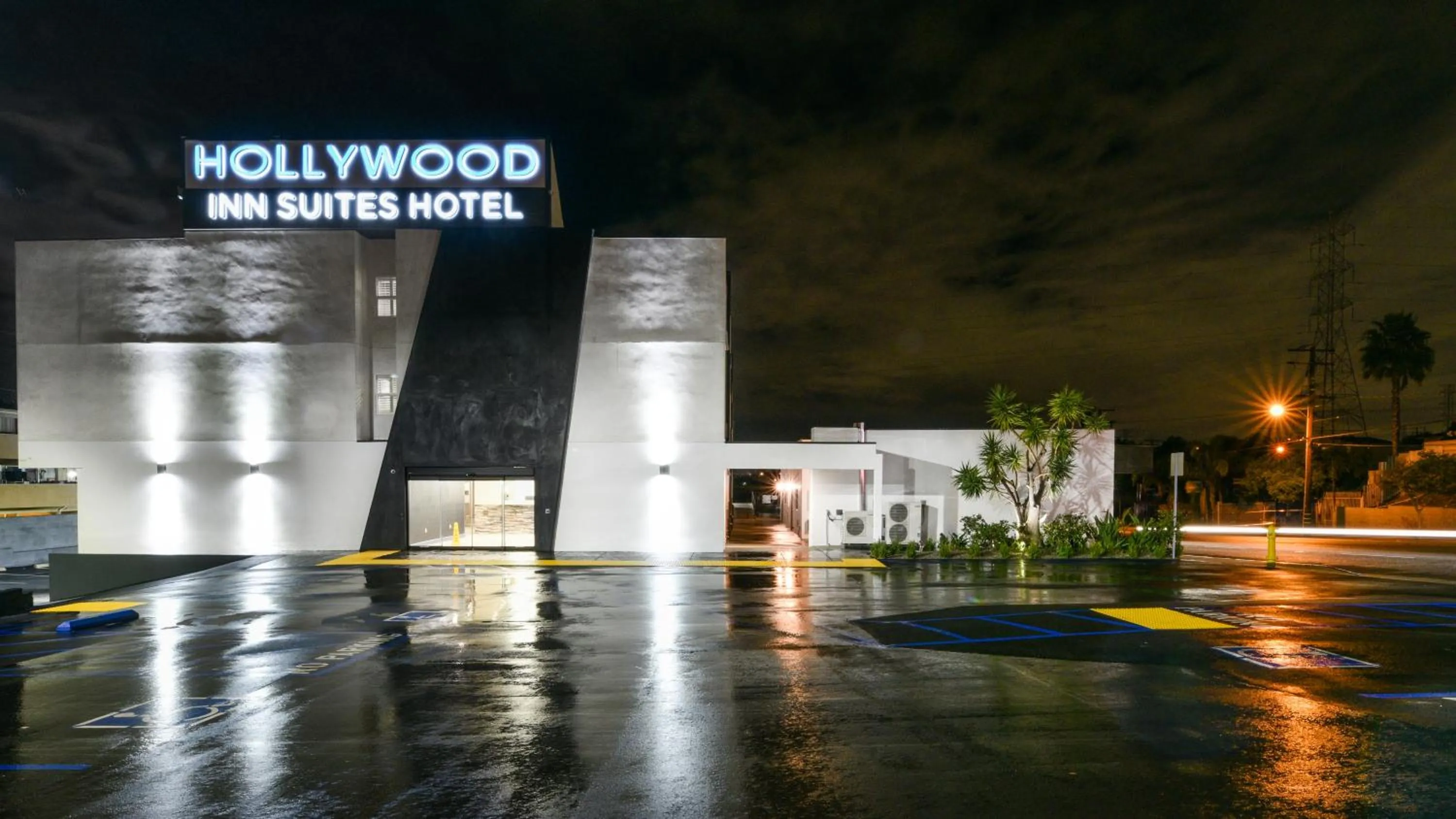 Property building in Hollywood Inn Suites Hotel