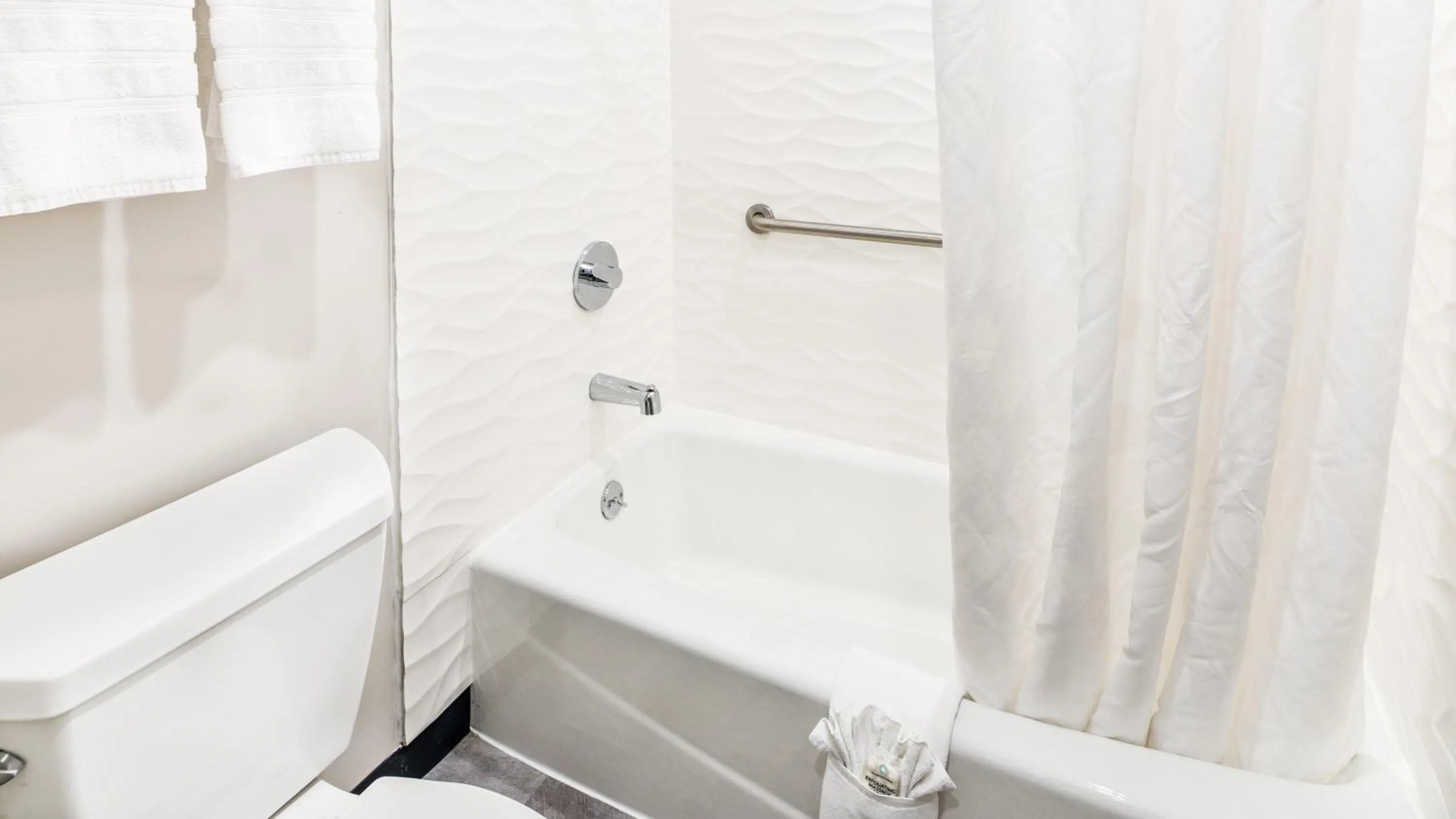 Bathroom in Hollywood Inn Suites Hotel