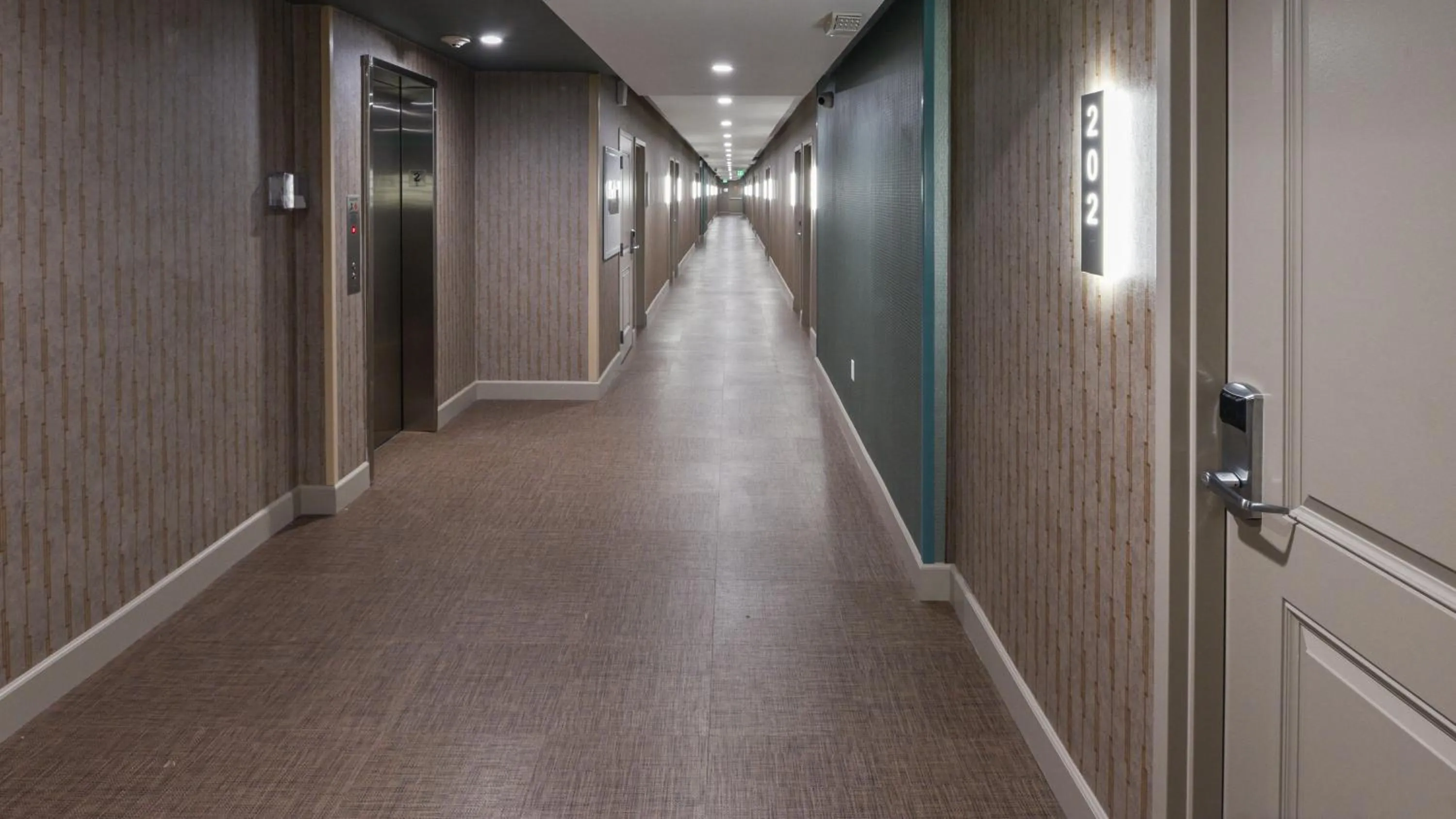 Property building in Hollywood Inn Suites Hotel