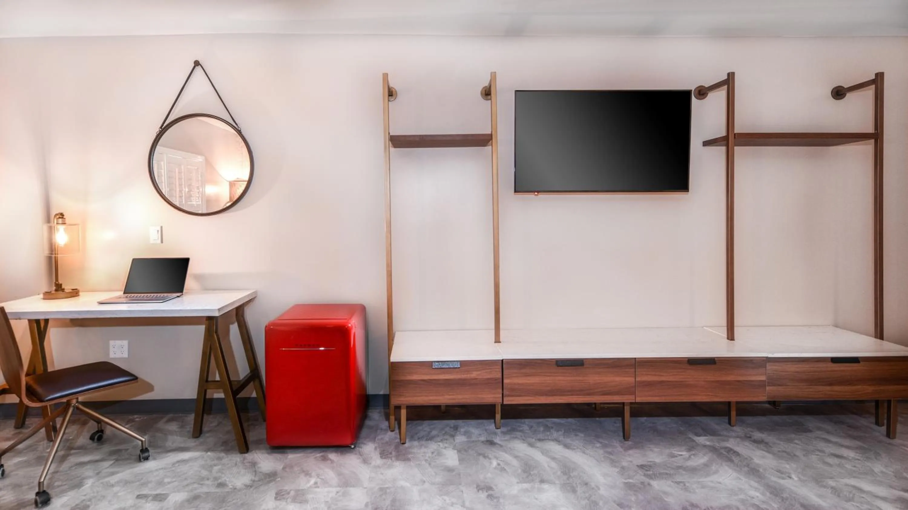 hair dresser in Hollywood Inn Suites Hotel