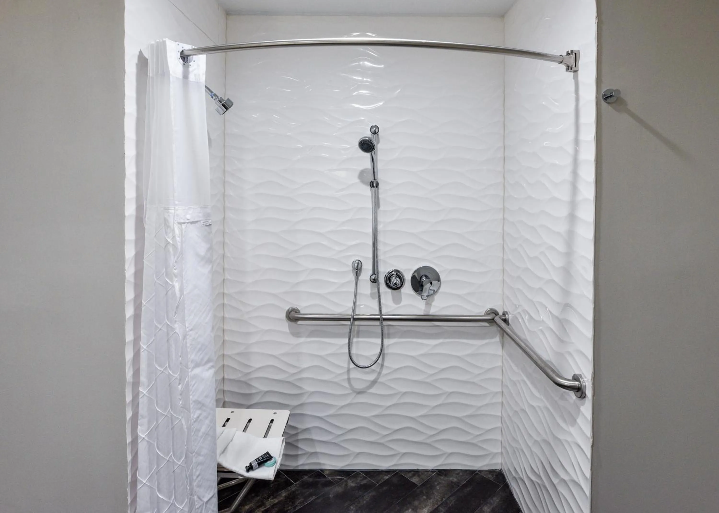 Bathroom in Hollywood Inn Suites Hotel