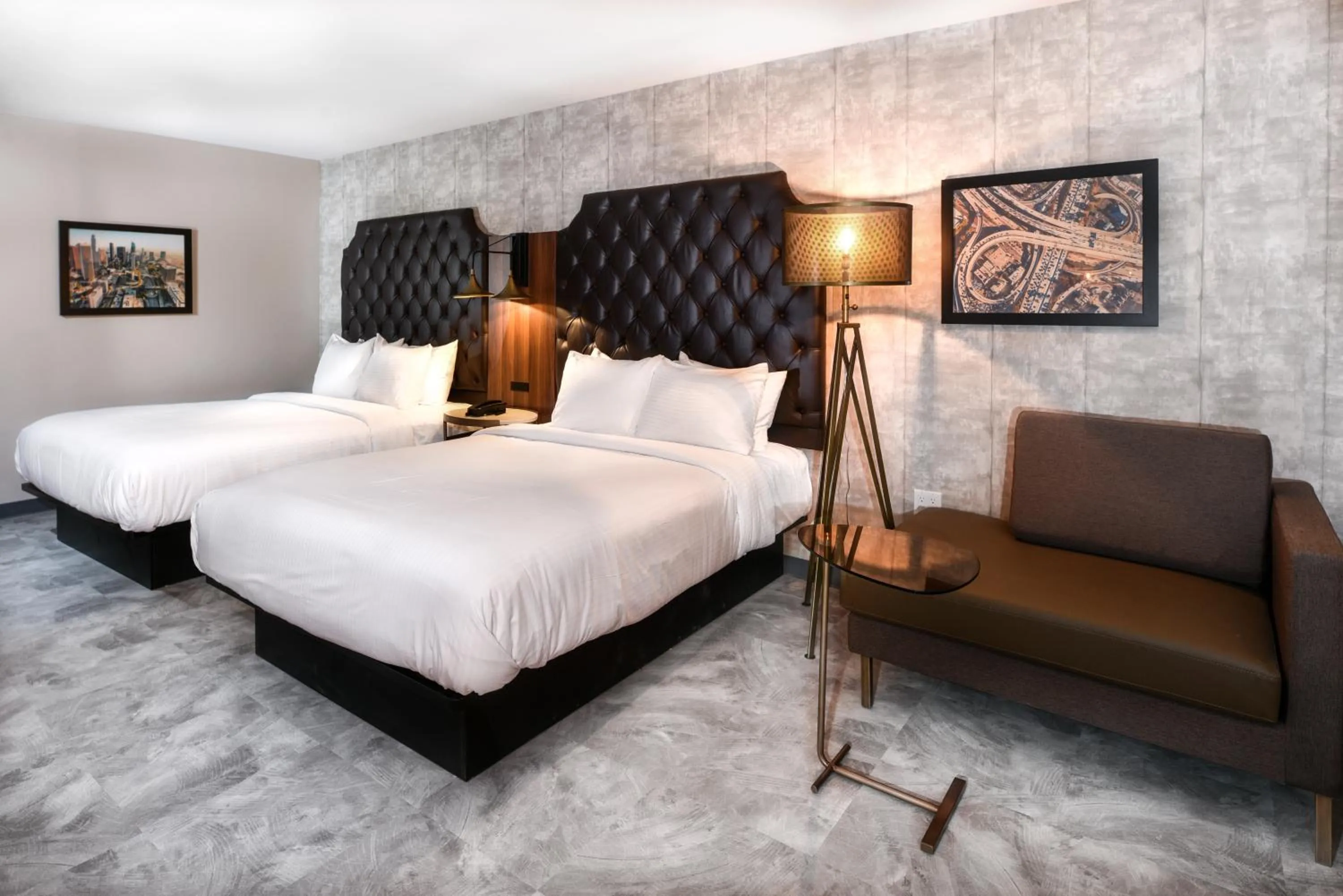 Photo of the whole room, Bed in Hollywood Inn Suites Hotel