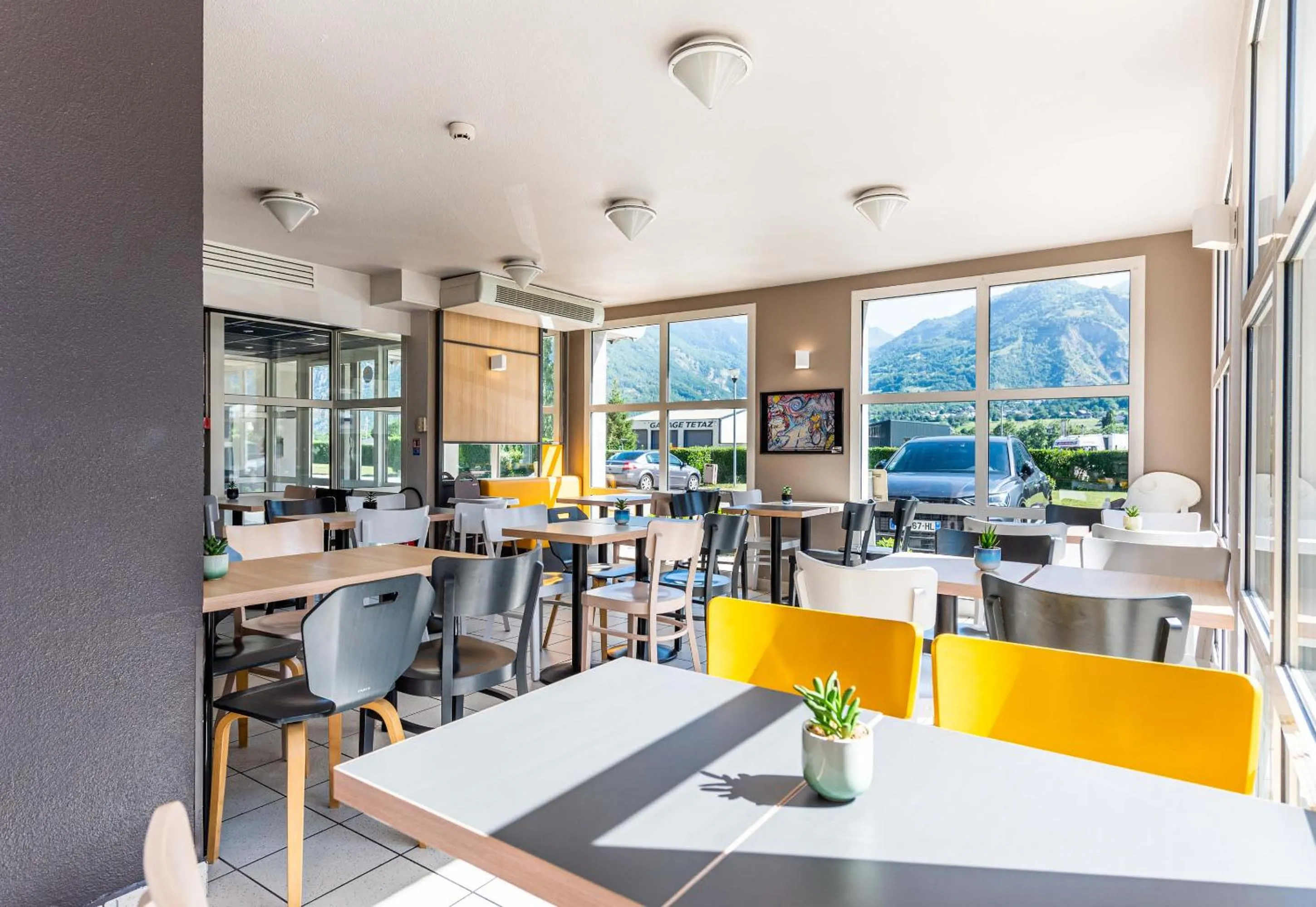 Restaurant/places to eat in B&B HOTEL Saint Jean De Maurienne