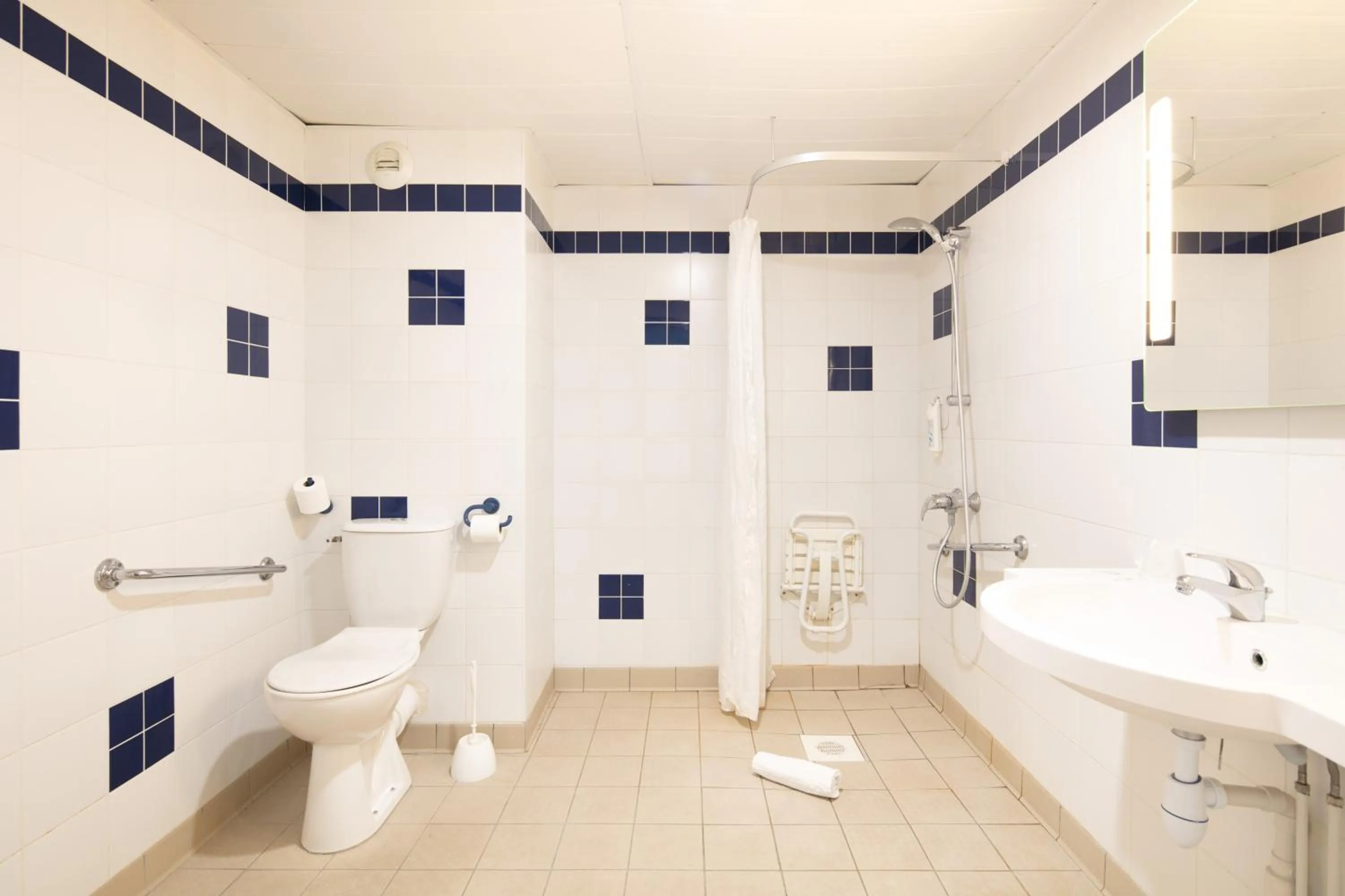 Bathroom in B&B HOTEL Saint Jean De Maurienne