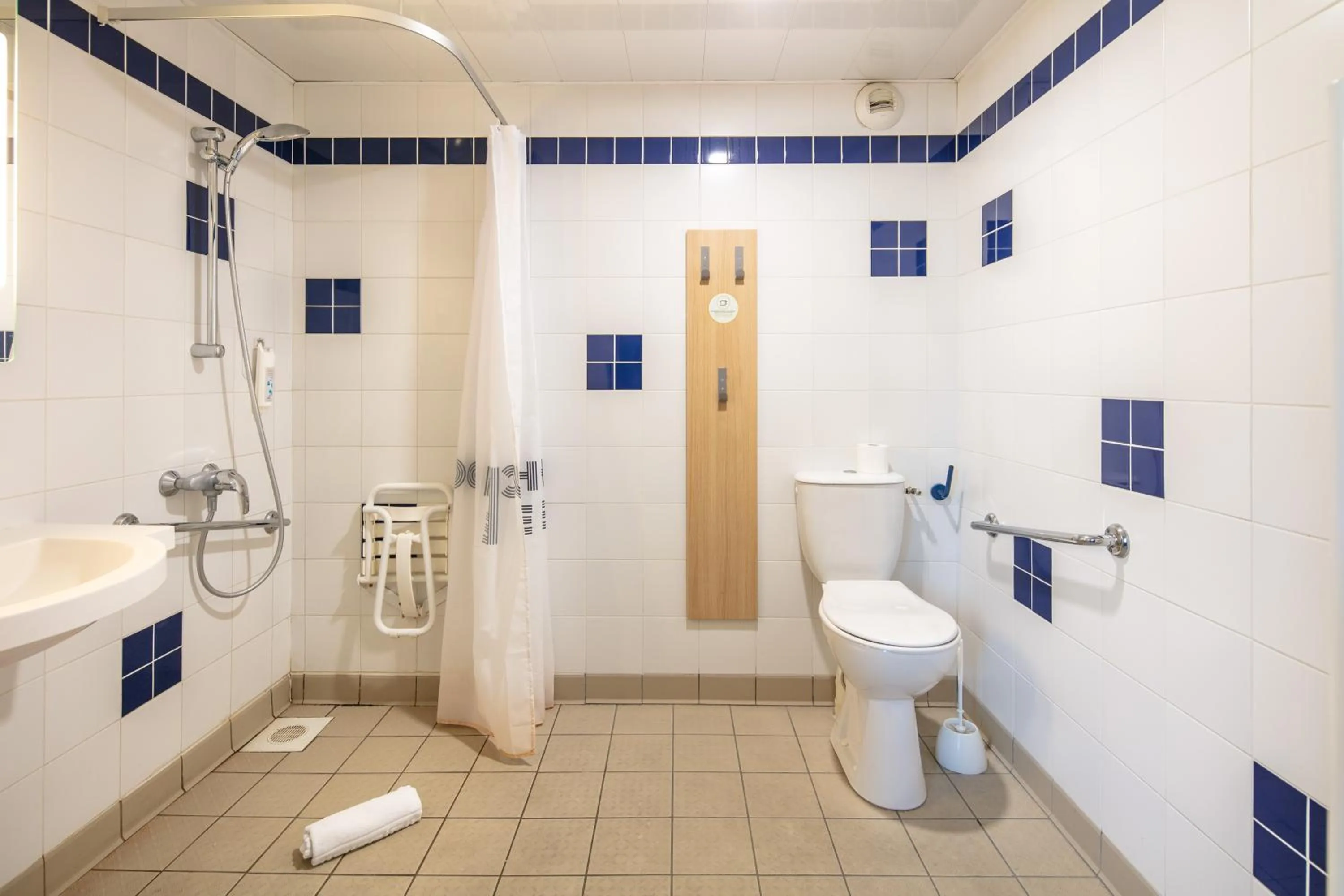 Bathroom in B&B HOTEL Saint Jean De Maurienne