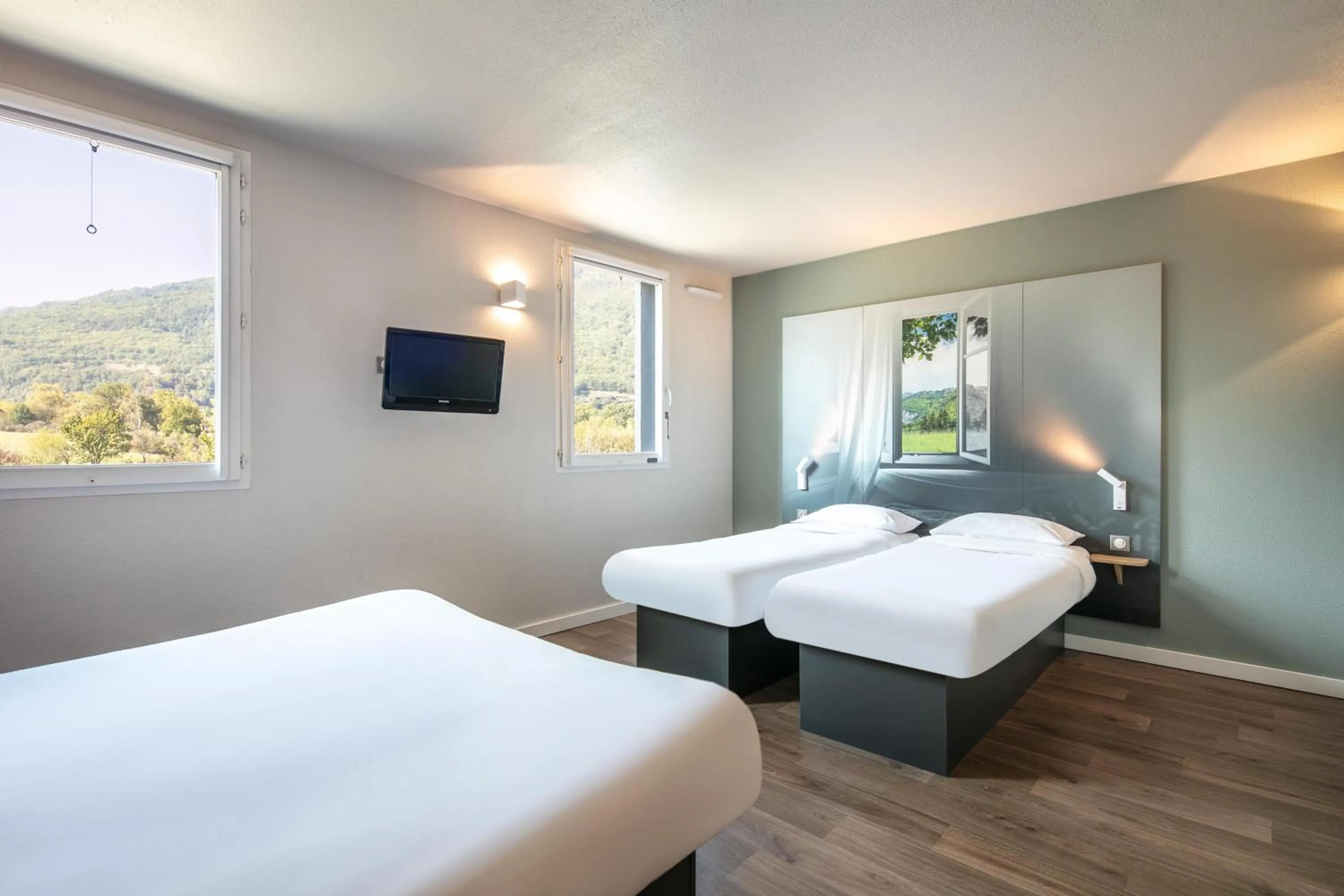 Photo of the whole room, Bed in B&B HOTEL Saint Jean De Maurienne