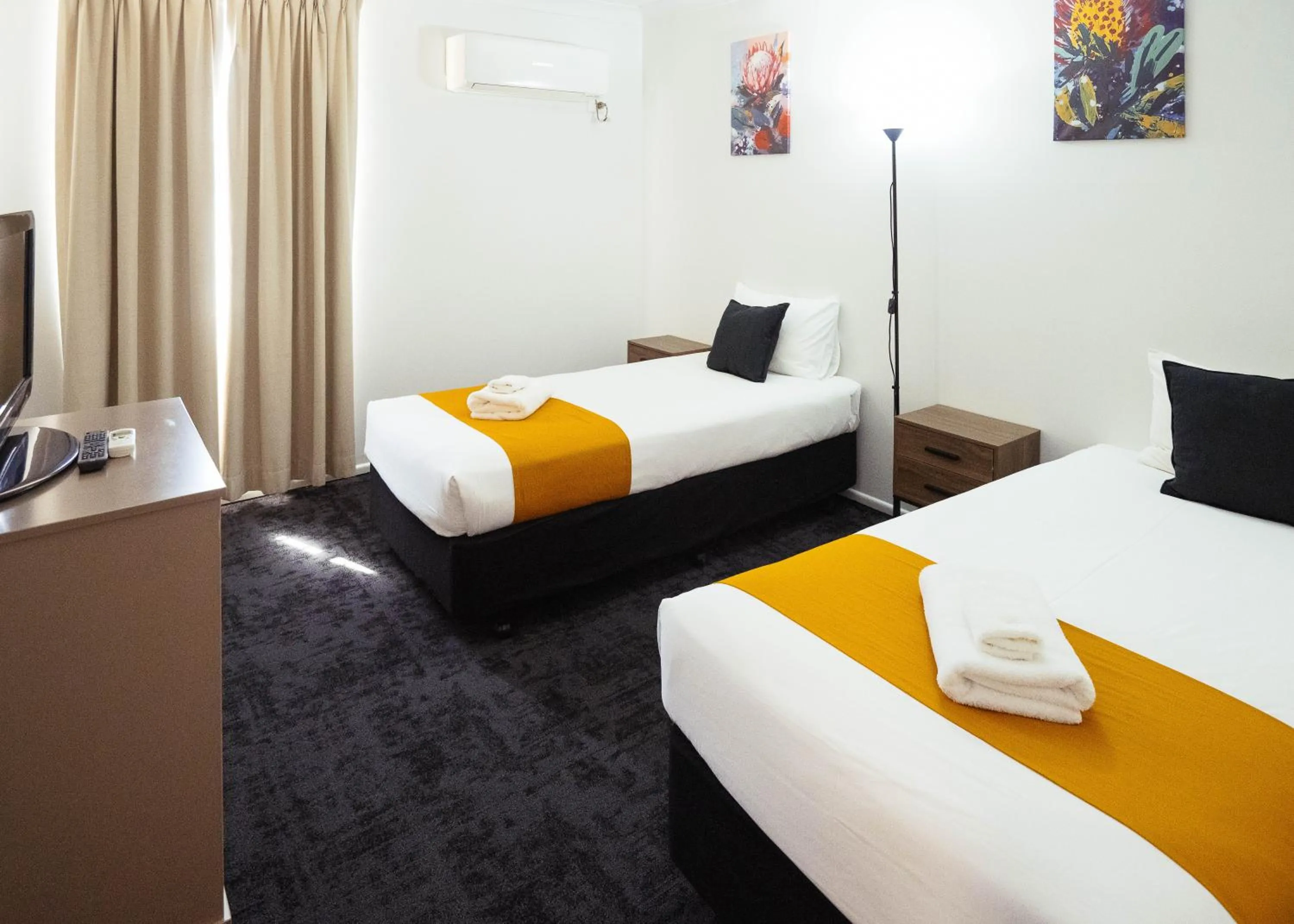 Bedroom, Bed in Burke & Wills Mt Isa