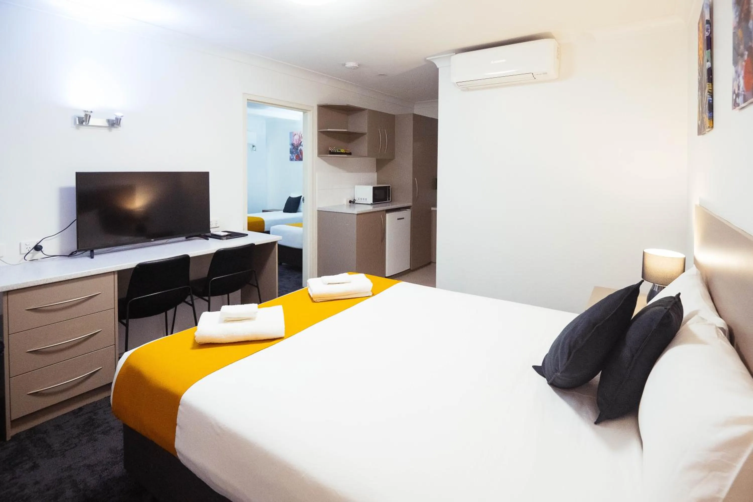 Photo of the whole room, Bed in Burke & Wills Mt Isa