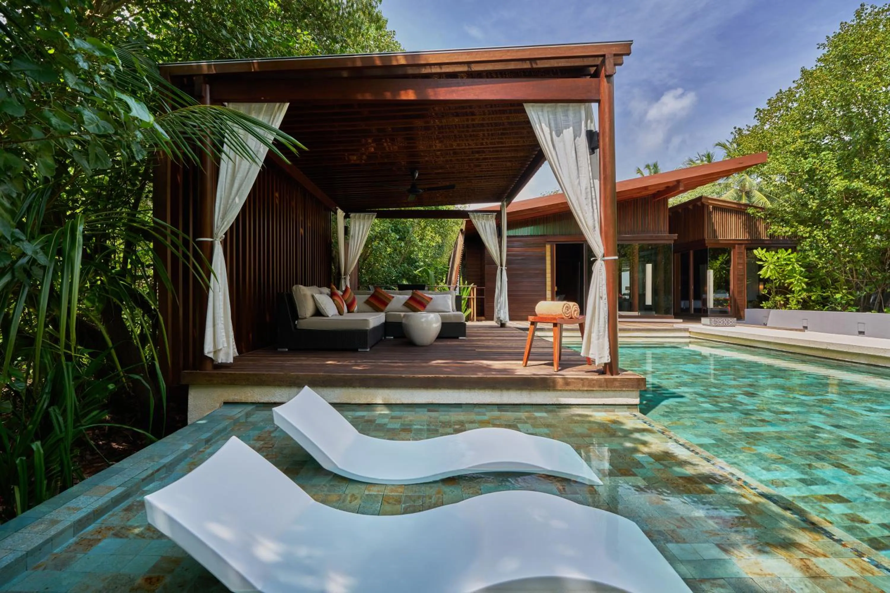 Swimming pool in Park Hyatt Maldives Hadahaa
