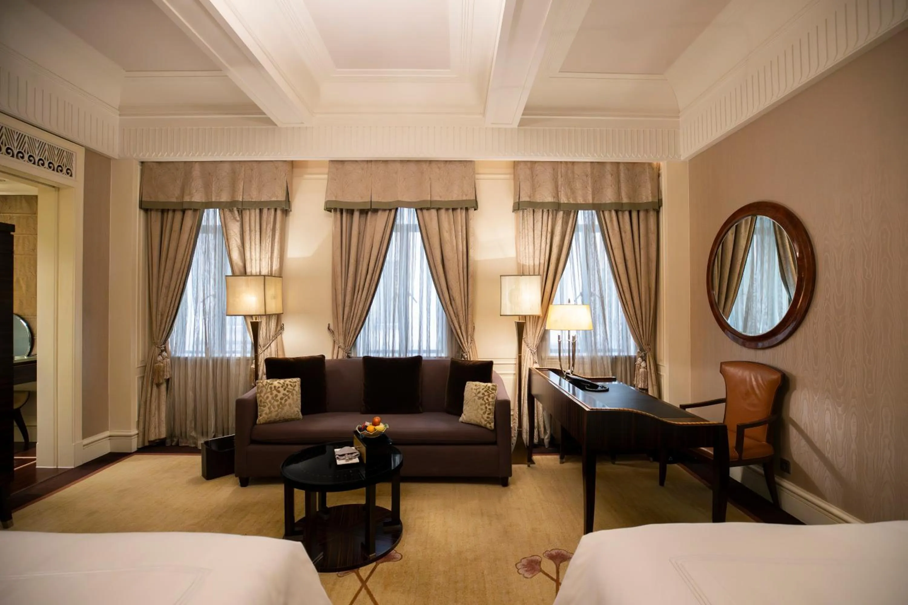 Living room, Bed in Fairmont Peace Hotel on the Bund