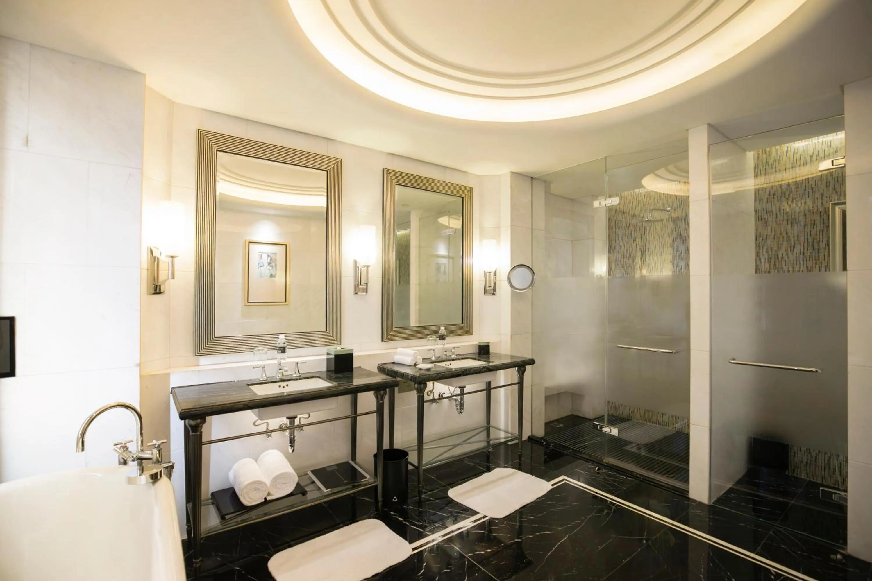 Shower in Fairmont Peace Hotel on the Bund