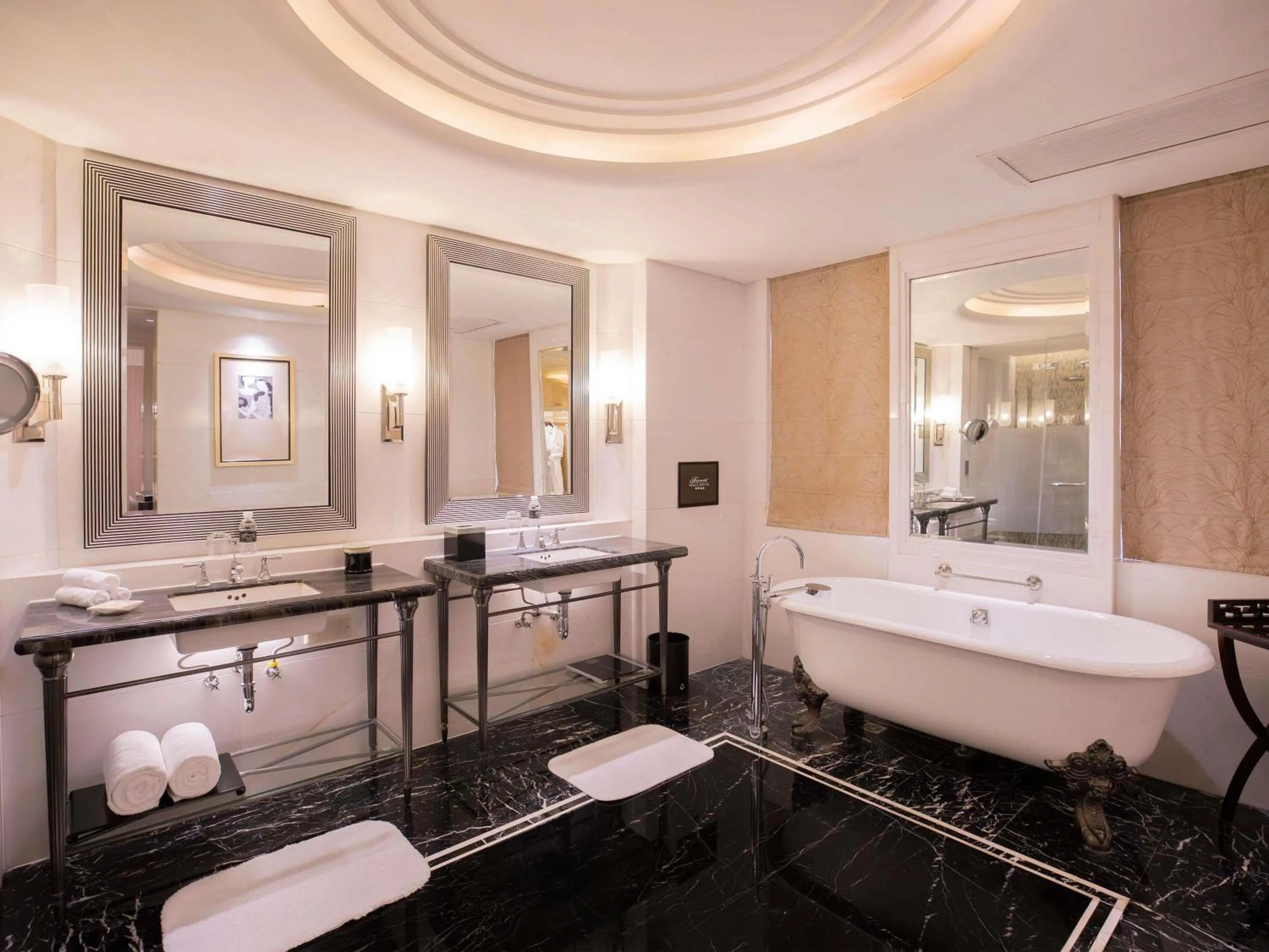 Bedroom in Fairmont Peace Hotel on the Bund