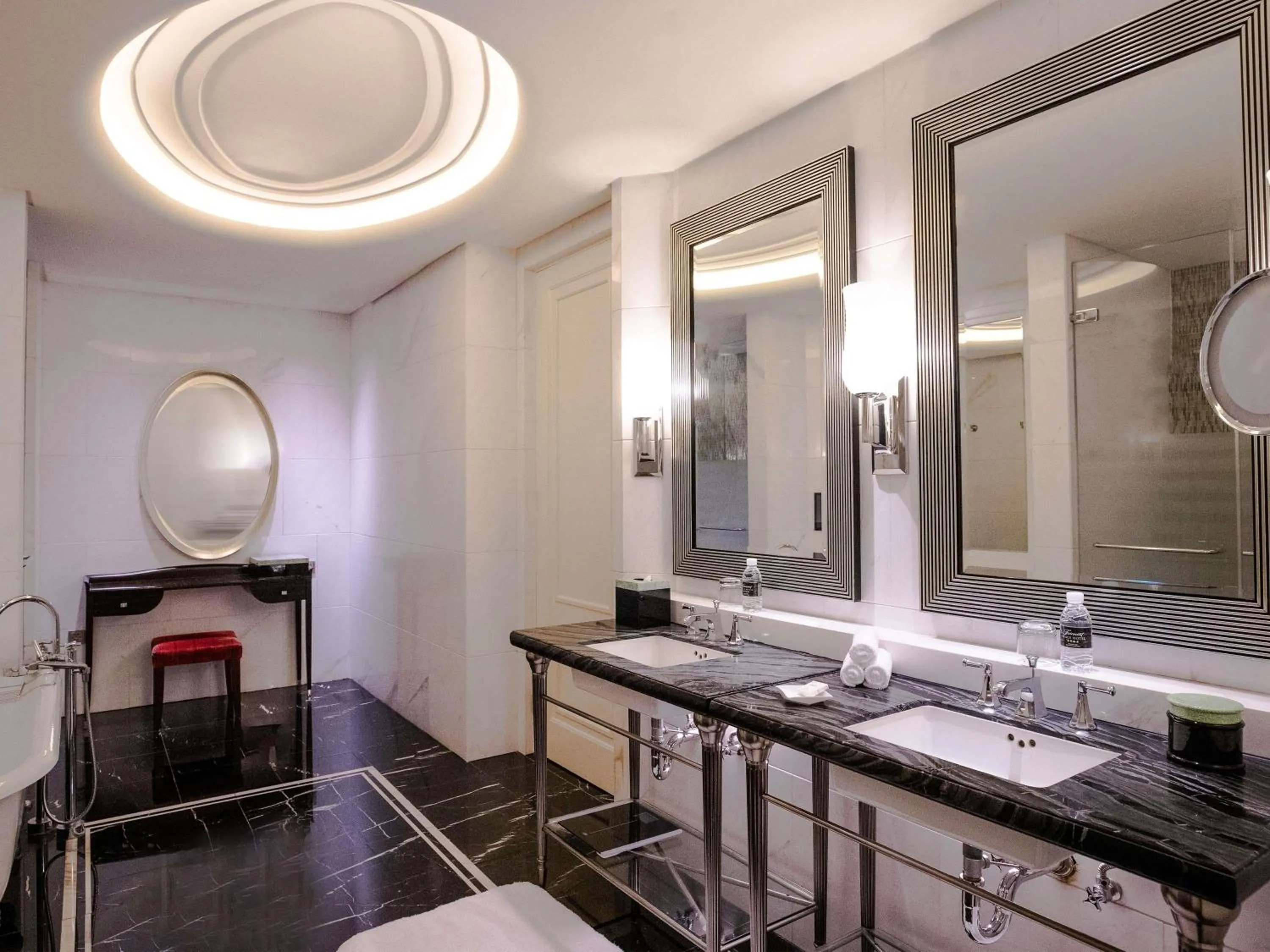 Bedroom in Fairmont Peace Hotel on the Bund