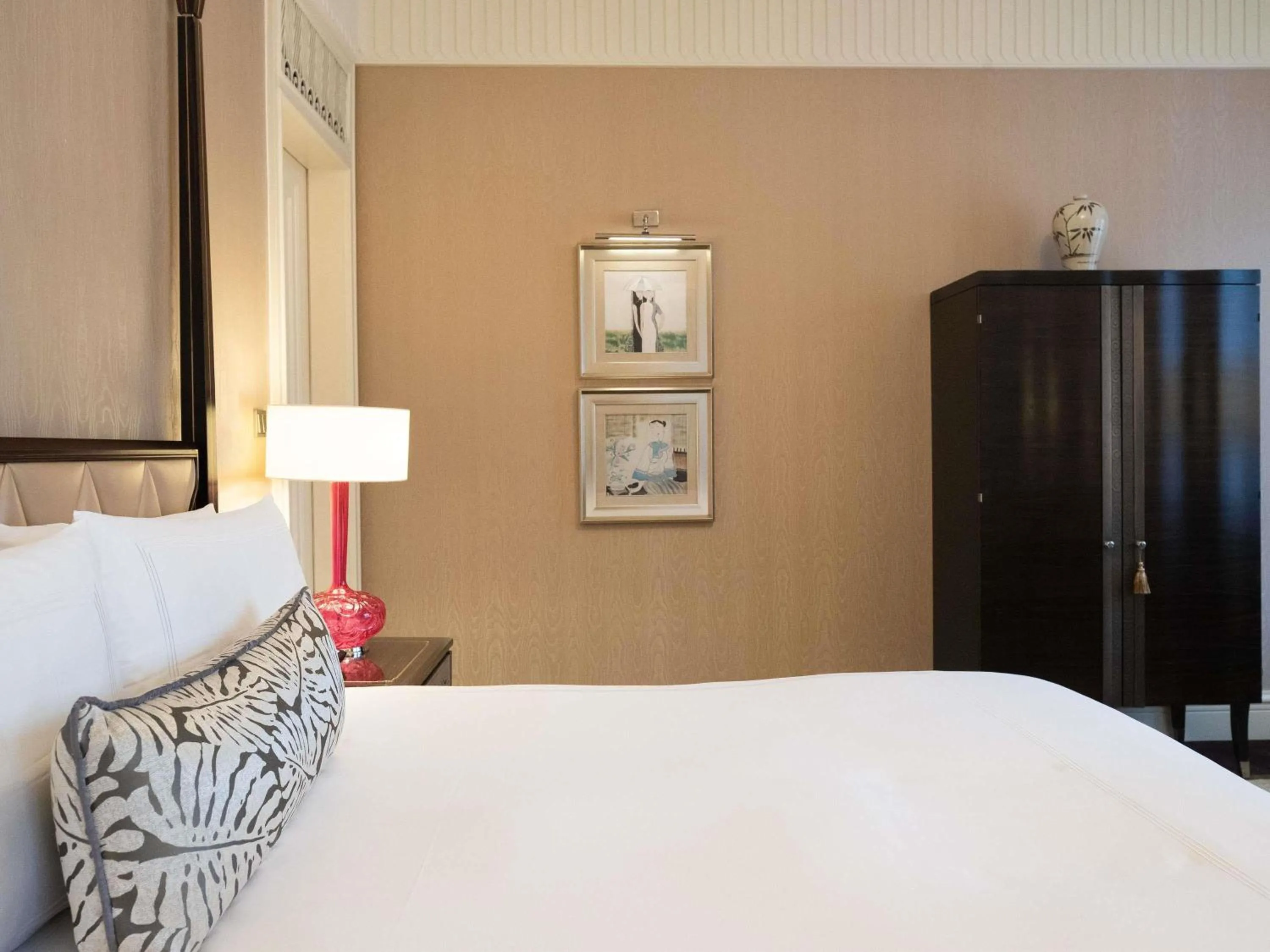 Bedroom, Bed in Fairmont Peace Hotel on the Bund