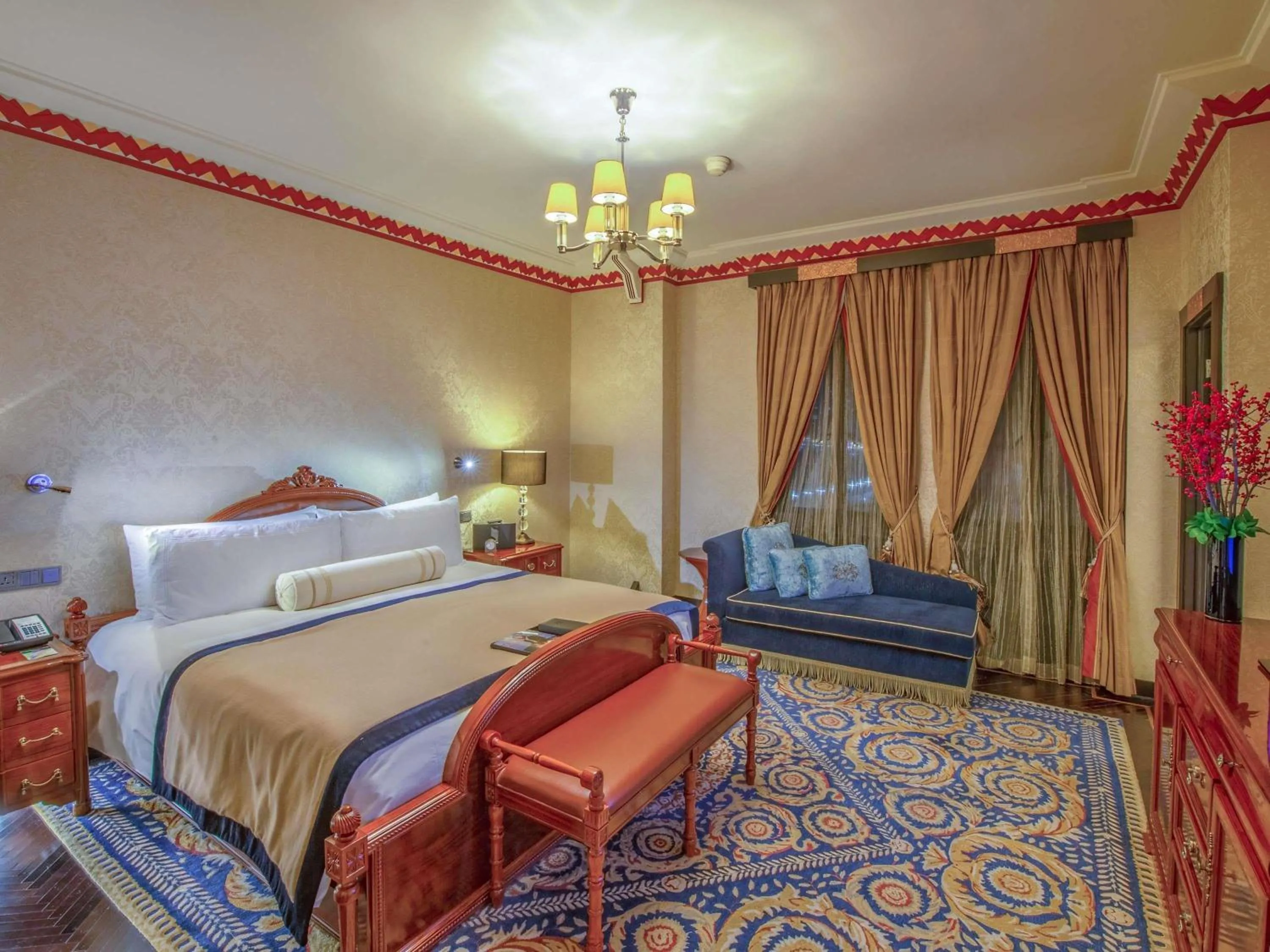 Bedroom, Bed in Fairmont Peace Hotel on the Bund