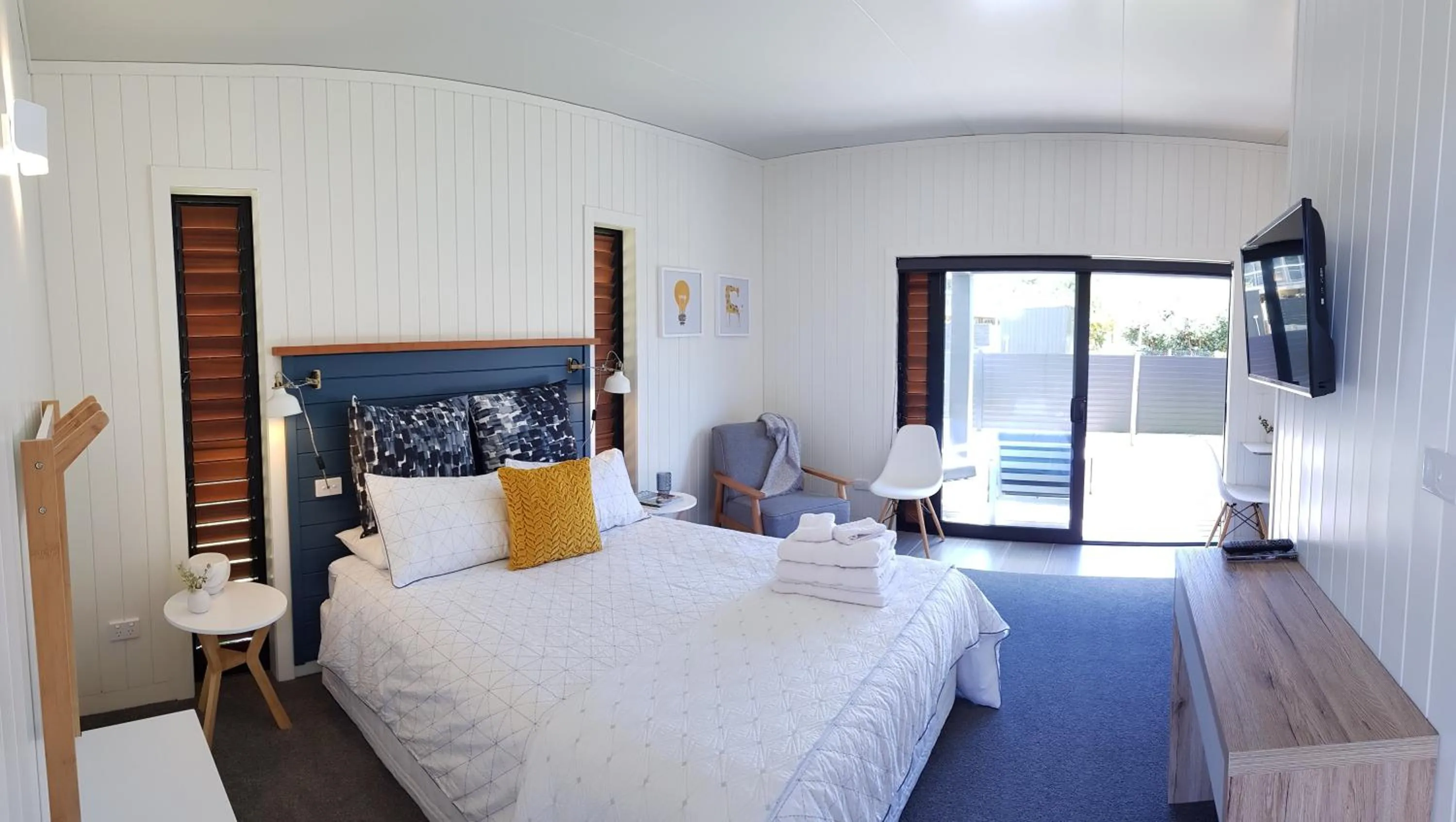 Photo of the whole room, Bed in Admiral Waters