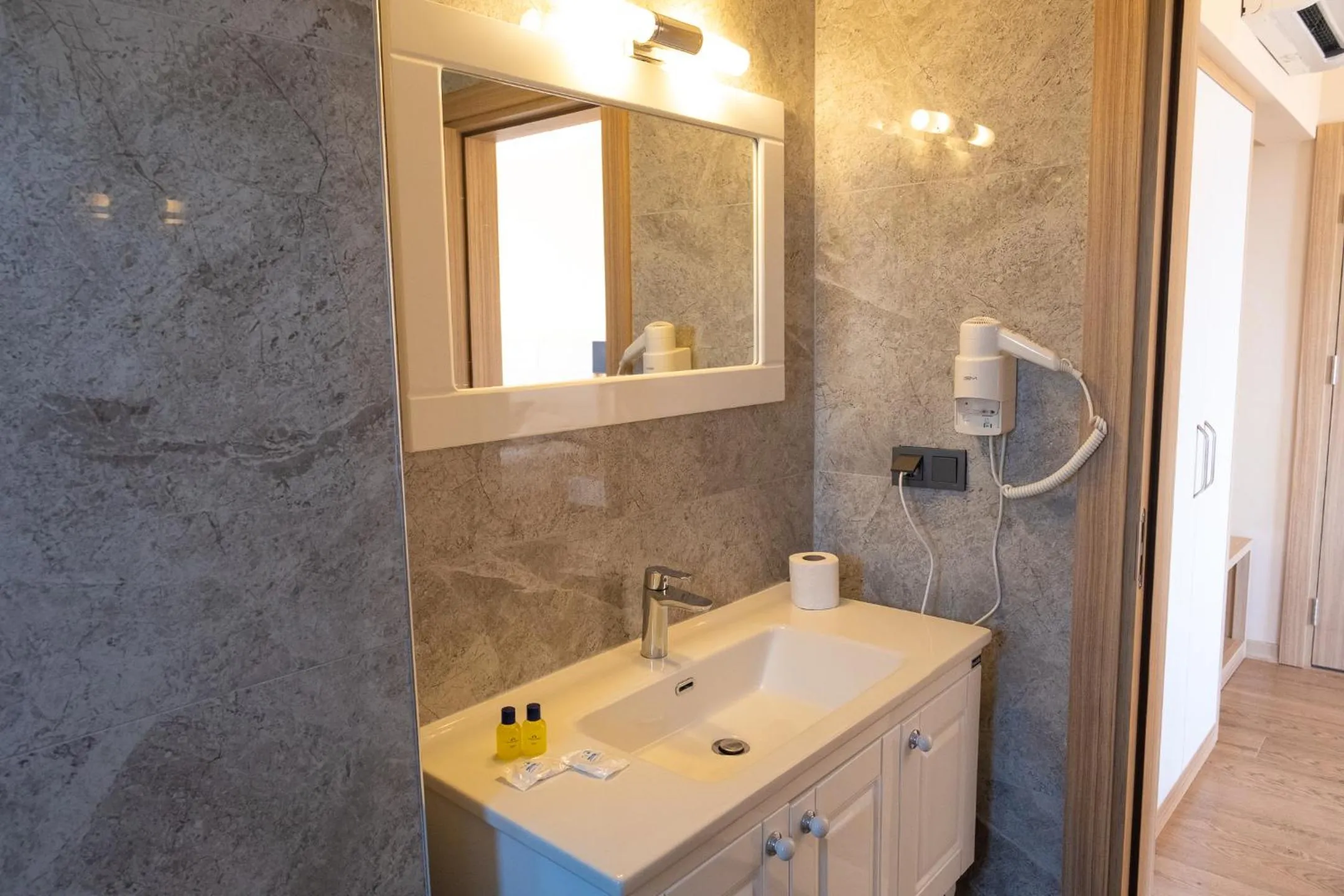 Bathroom in Perdikia Hill Hotel And Villas