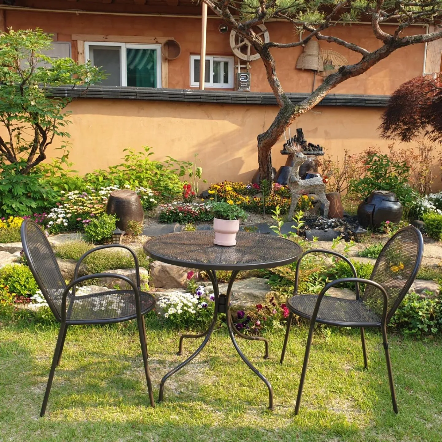 Garden in Hanok Hyeyum