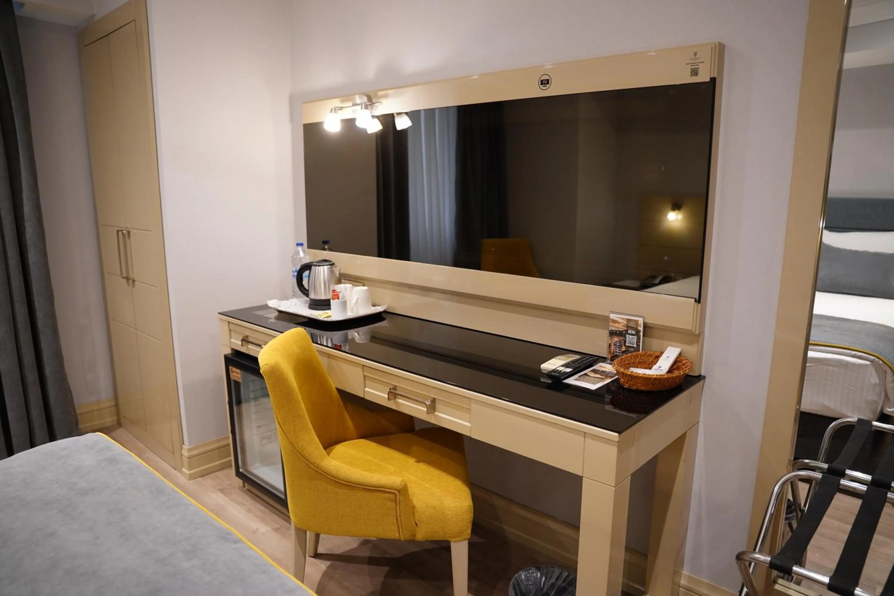 TV and multimedia, Bed in Amethyst Hotel