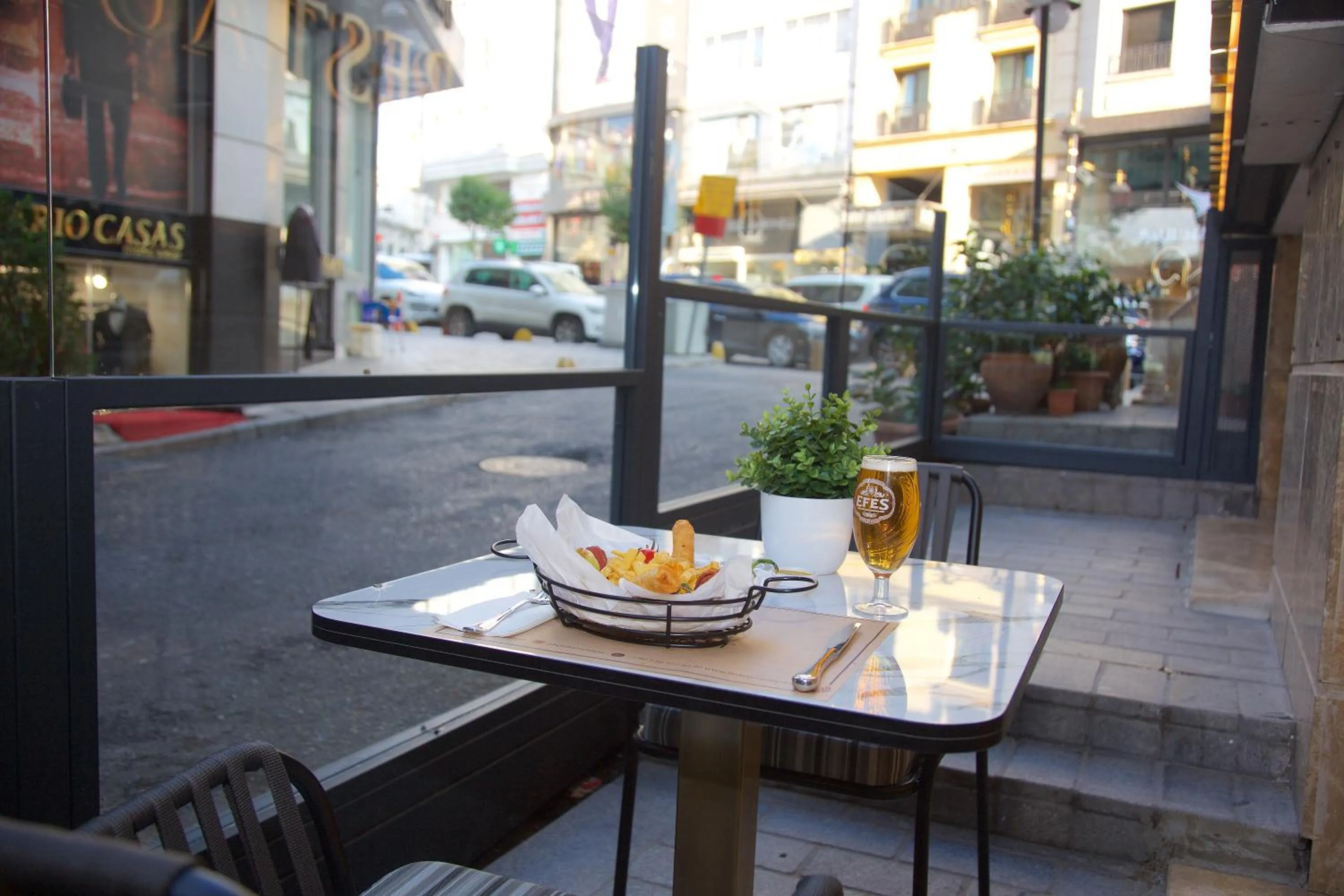 Restaurant/places to eat in Amethyst Hotel