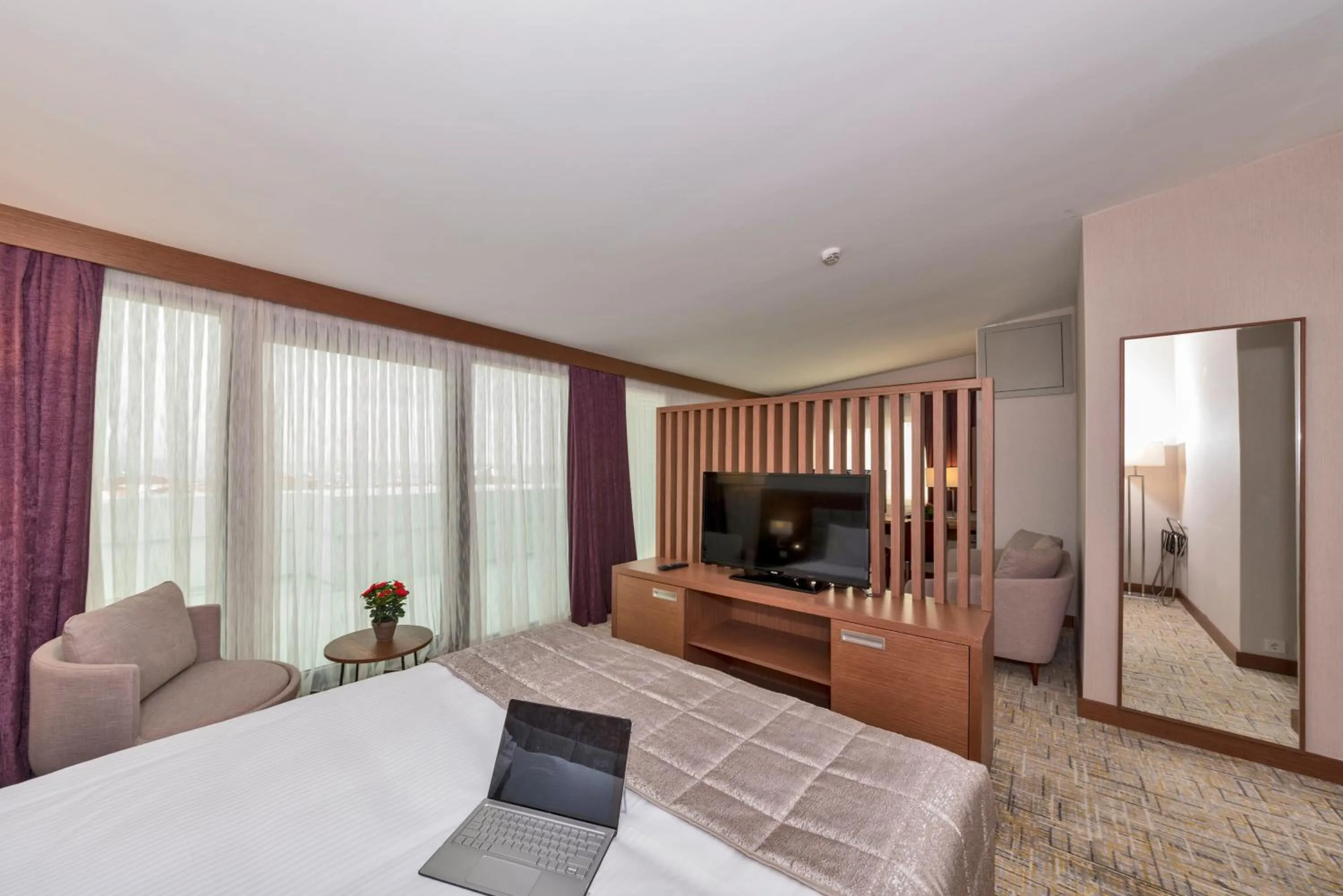 Bed in Land Park Hotel