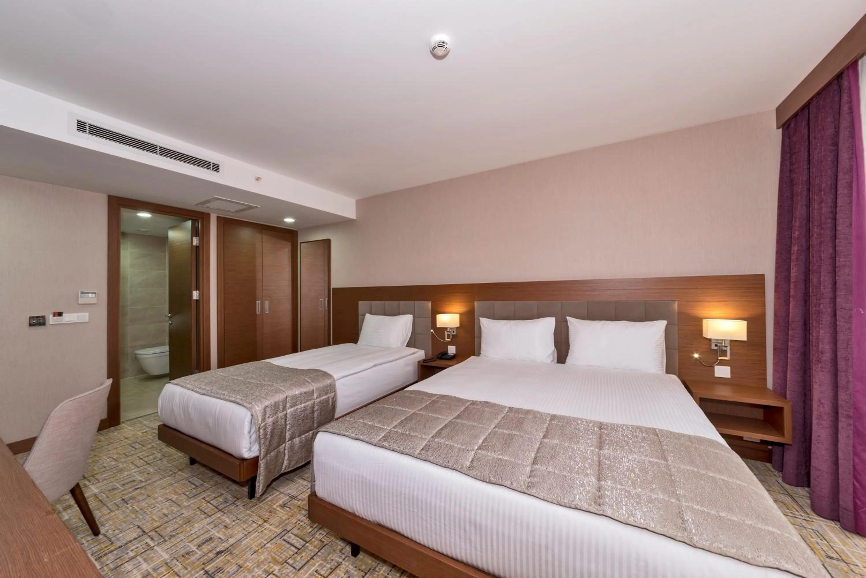 Bed in Land Park Hotel