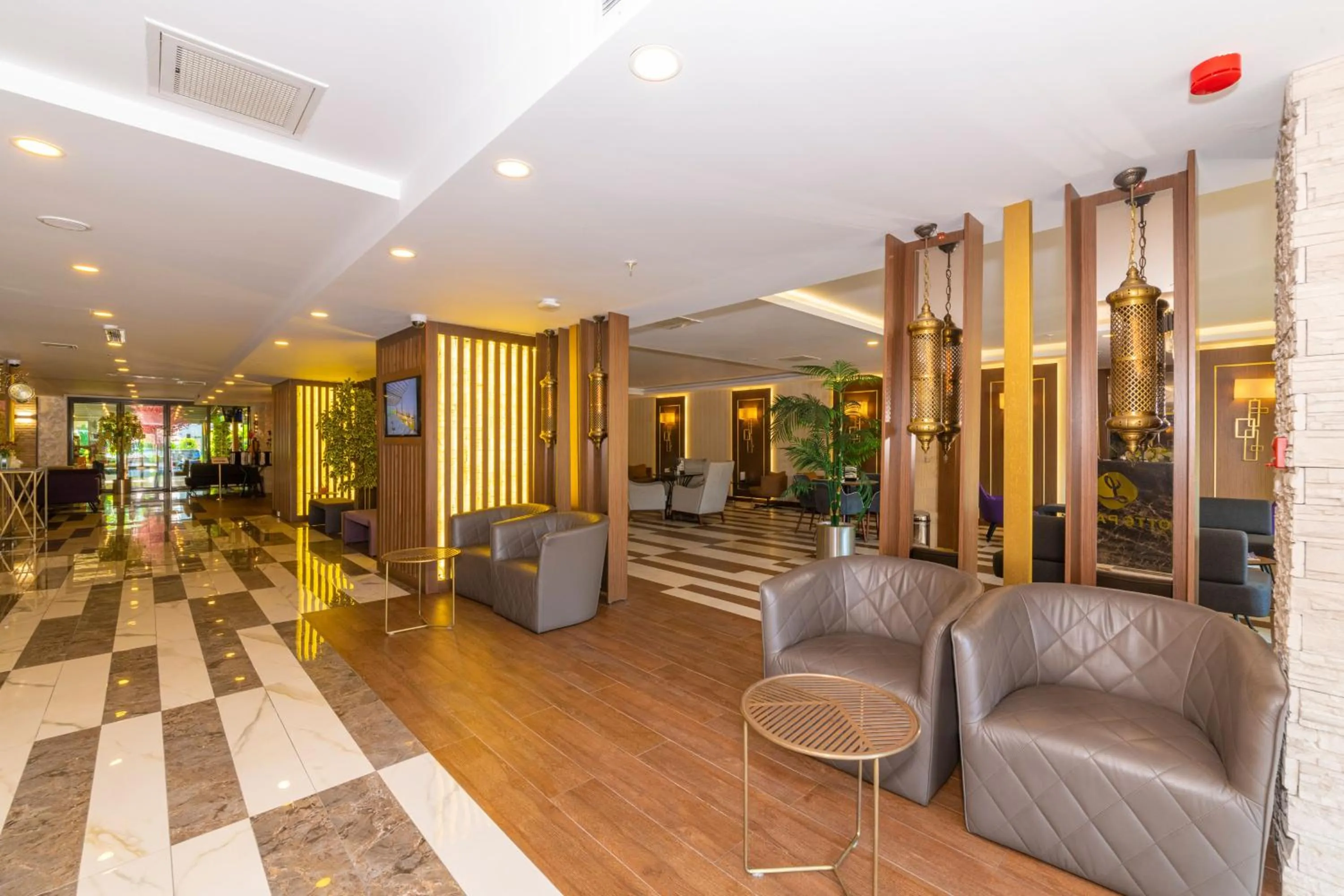 Seating area in Land Park Hotel