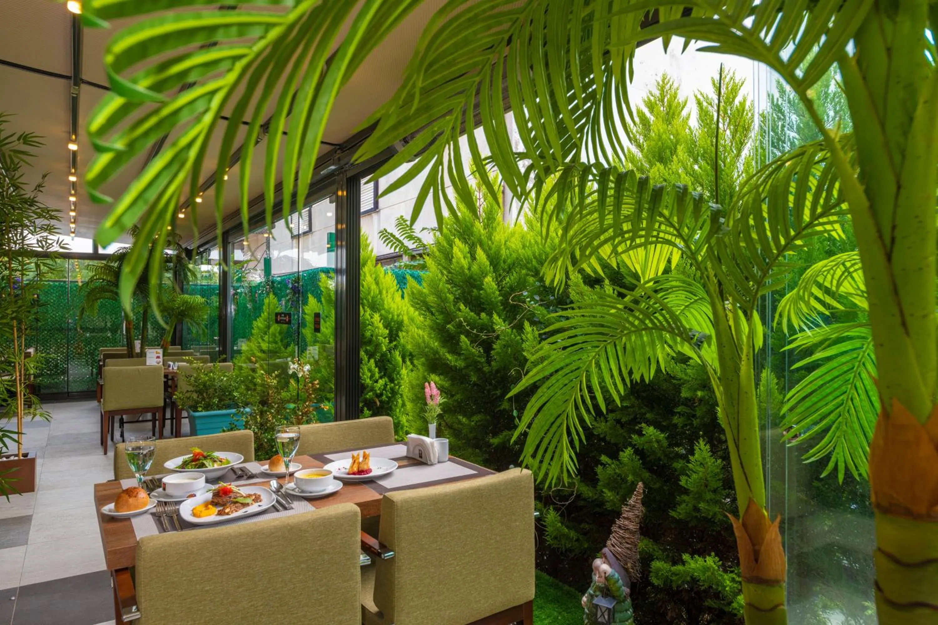 Restaurant/places to eat in Land Park Hotel