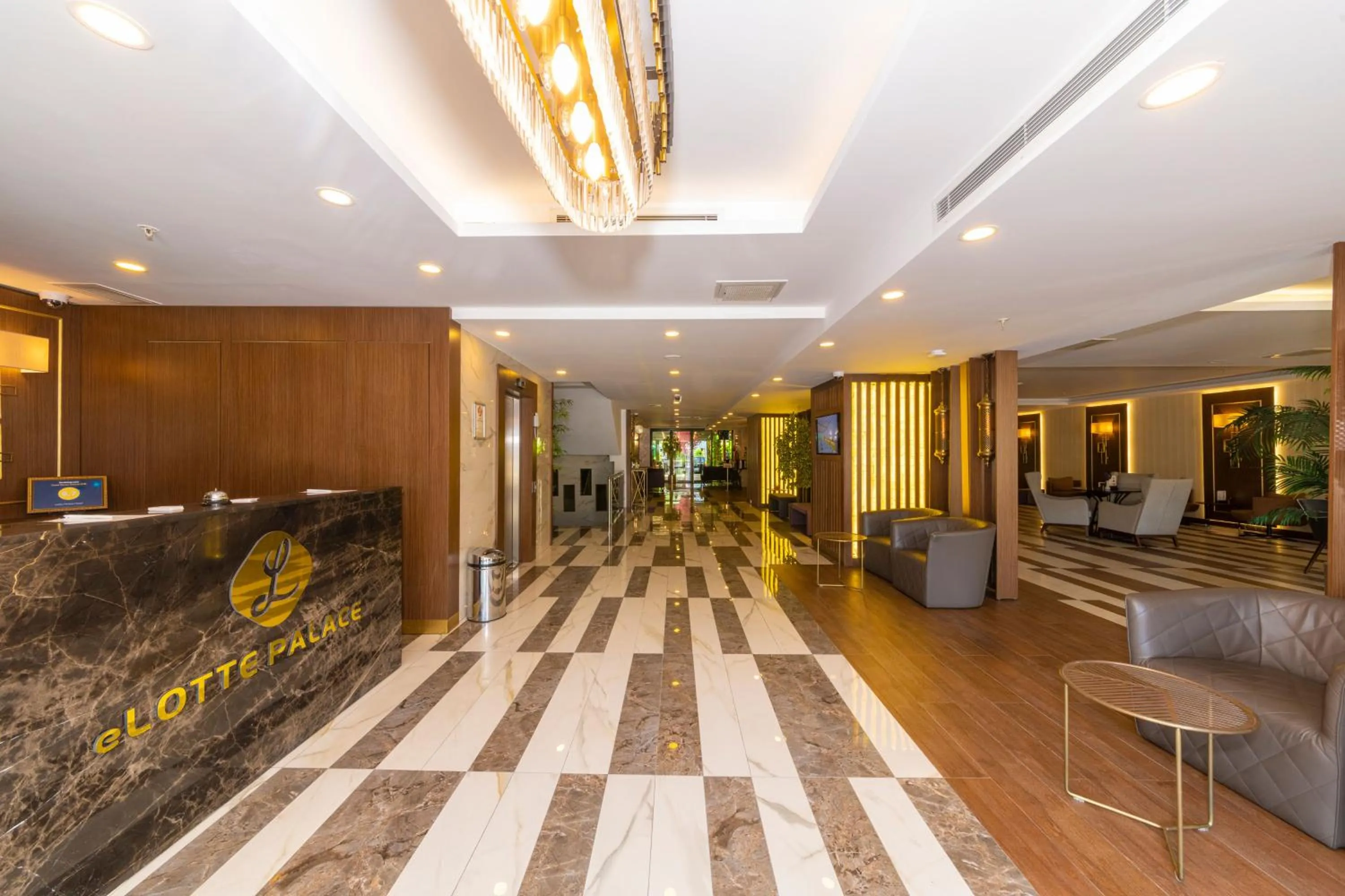 Lobby or reception in Land Park Hotel