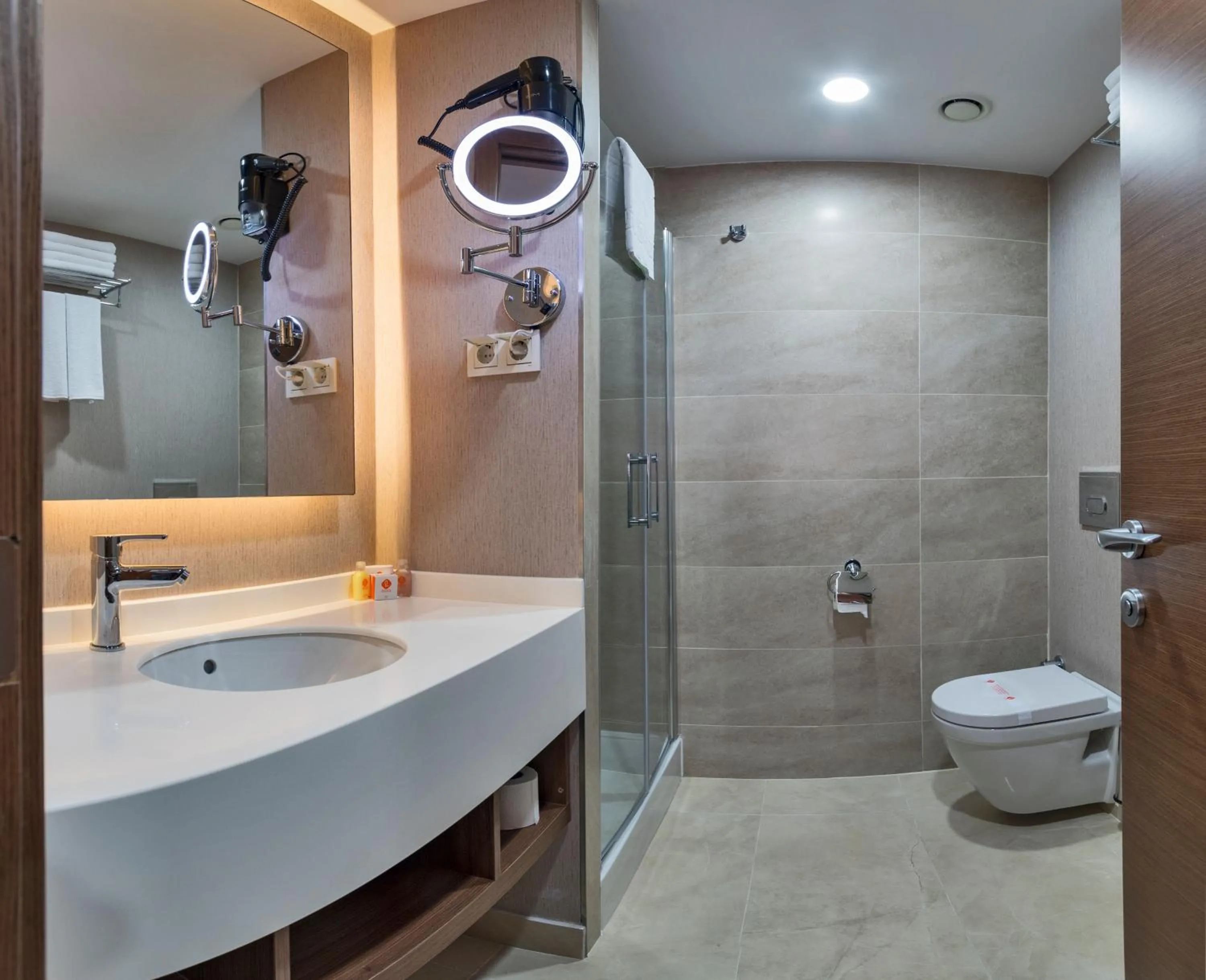 Shower in Land Park Hotel