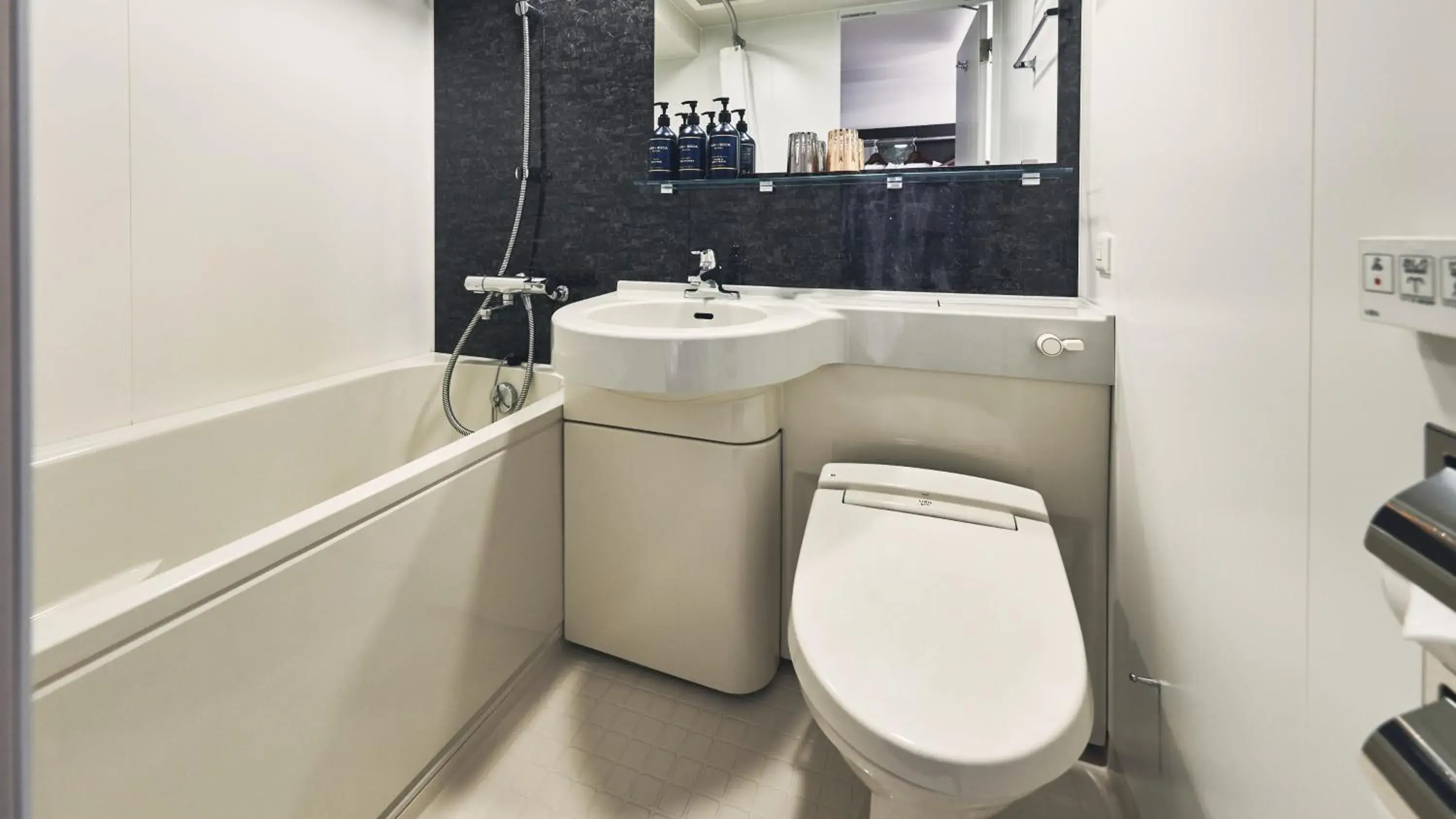 Standard Queen Room - single occupancy - High Floor in Garner Hotel Osaka Honmachi Station by IHG Standard Queen Room - single occupancy - High Floor in Garner Hotel Osaka Honmachi Station by IHG