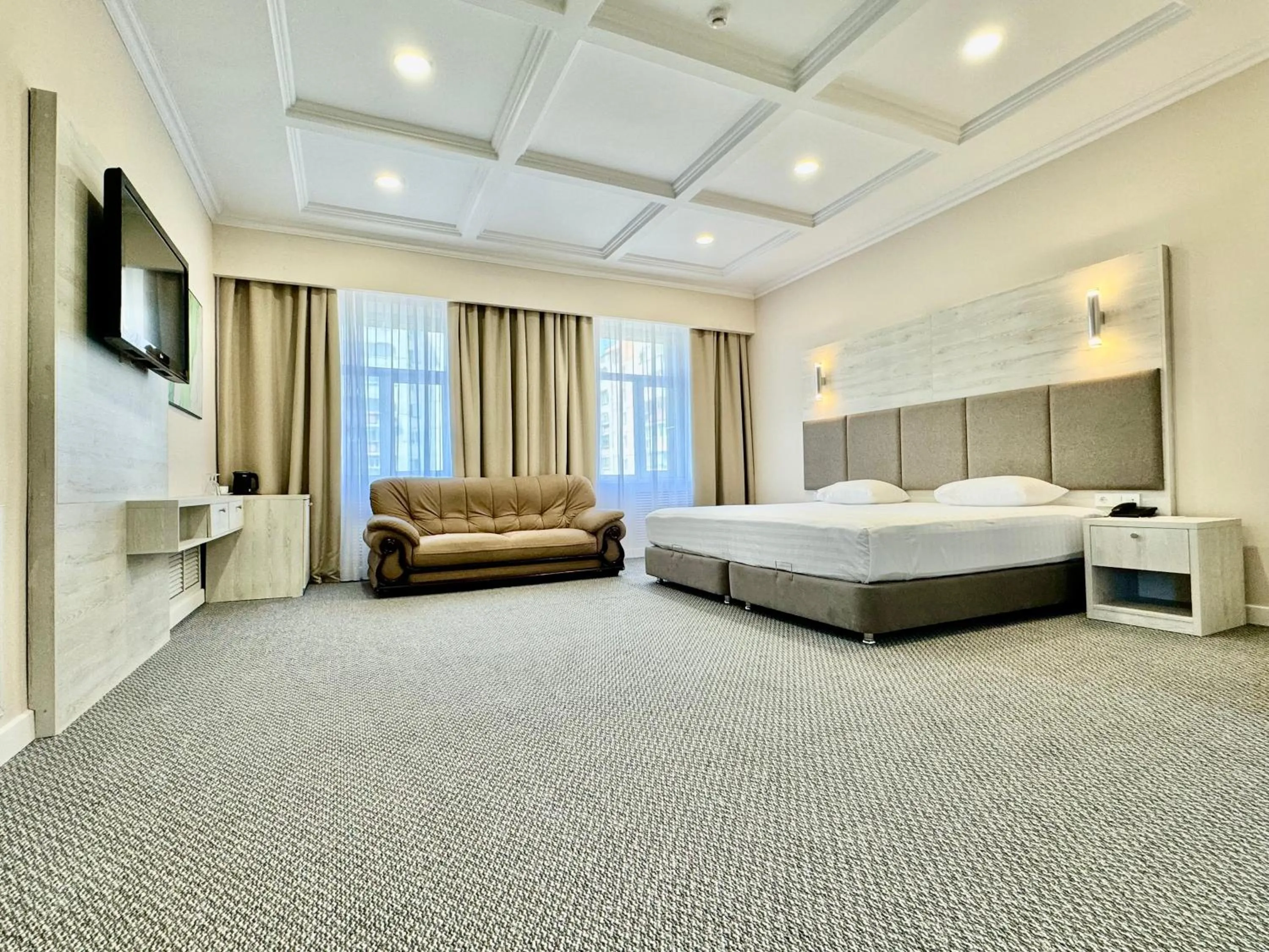 Communal lounge/ TV room, Bed in Grand Hotel Eurasia