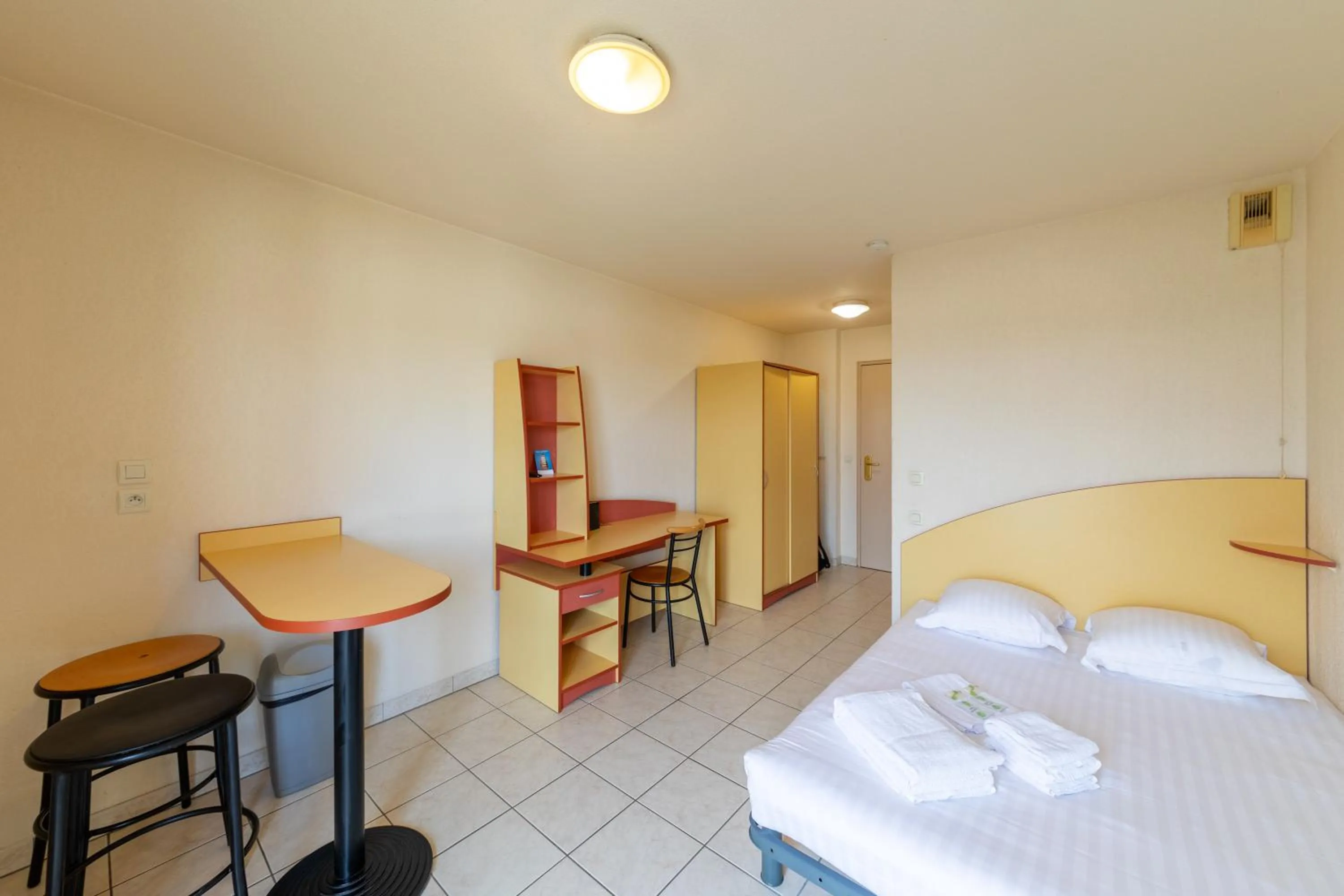 Bedroom, Bed in Résidence Columba - Apparts meublés Agen Sud