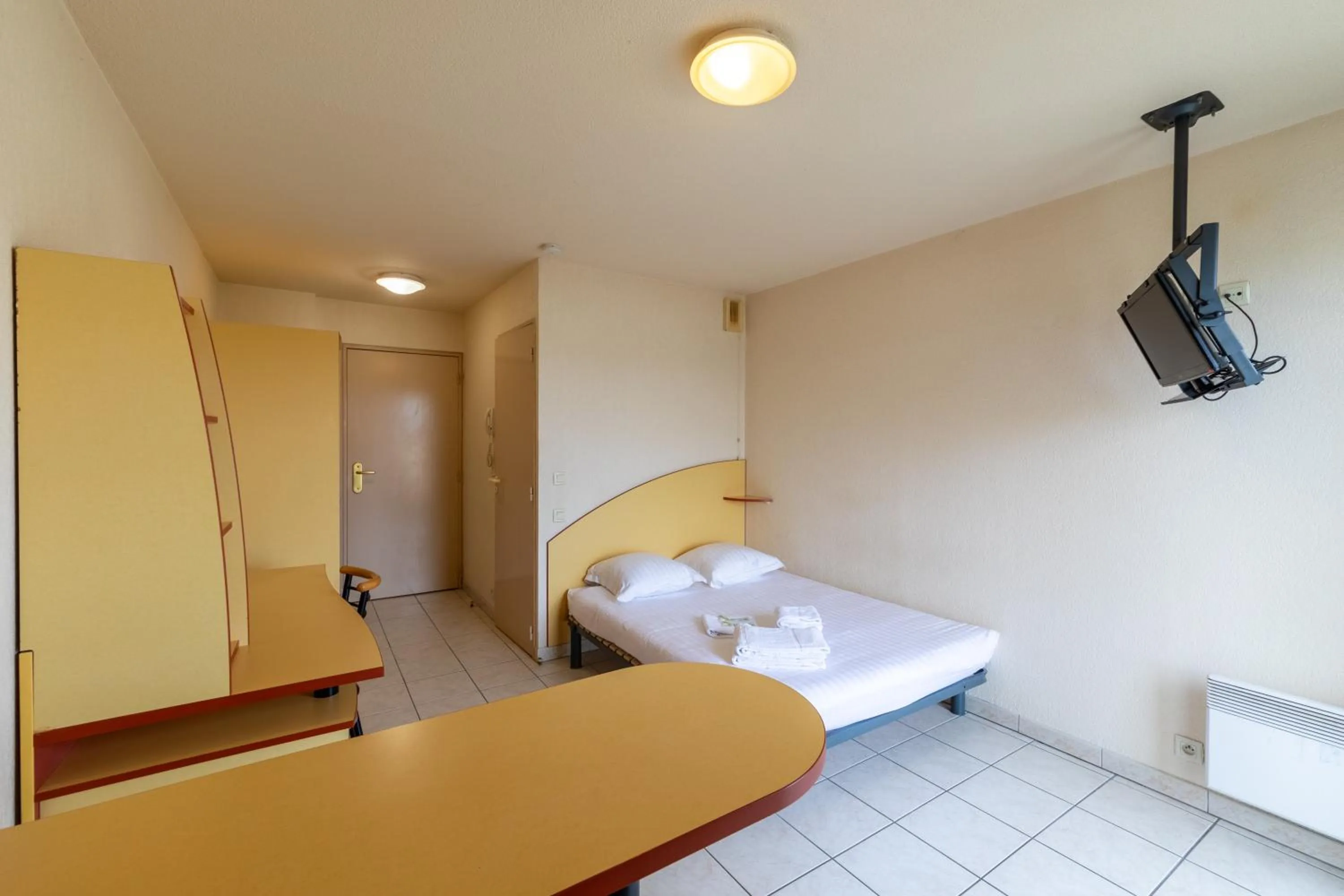 Photo of the whole room, Bed in Résidence Columba - Apparts meublés Agen Sud