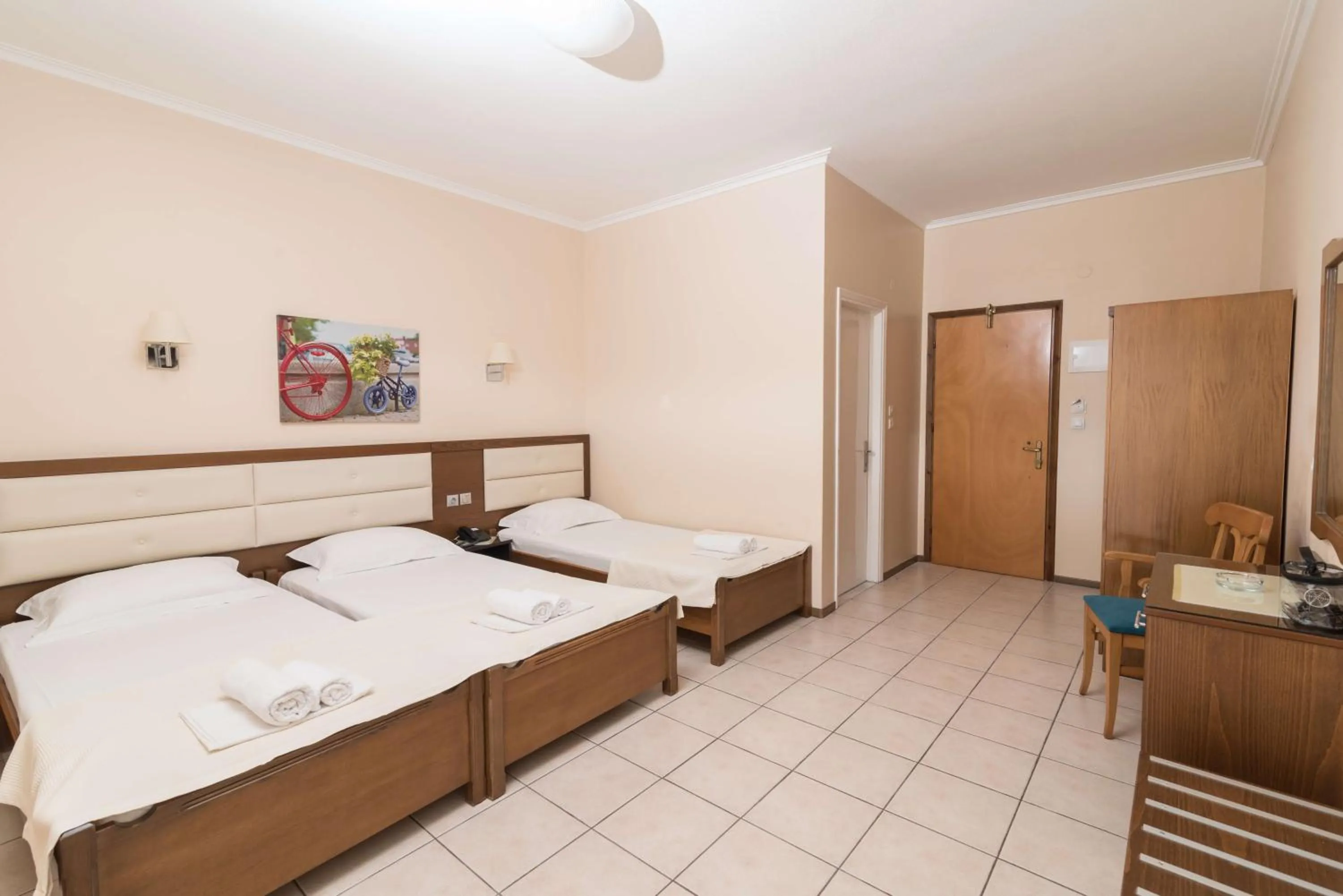 Photo of the whole room, Bed in Gold Stern