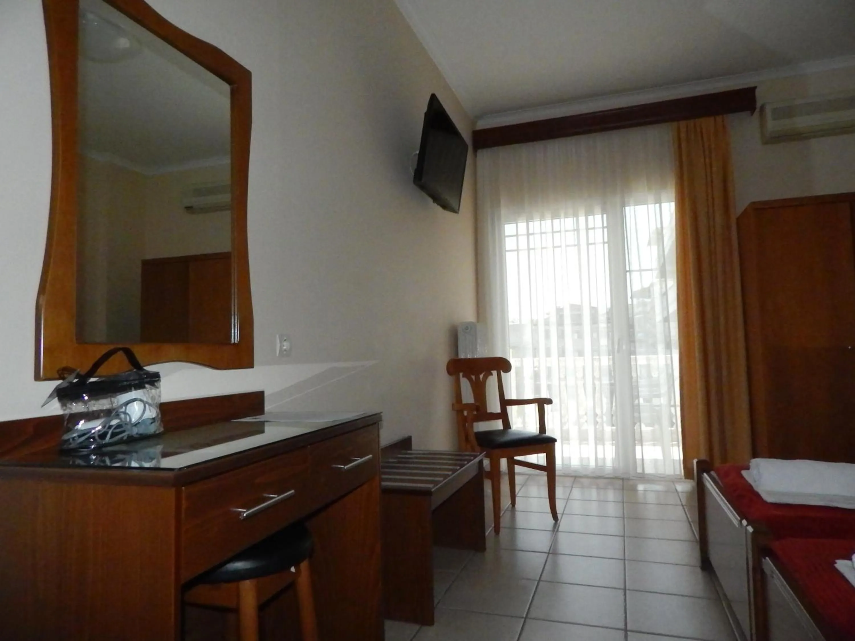 Photo of the whole room, Bed in Gold Stern