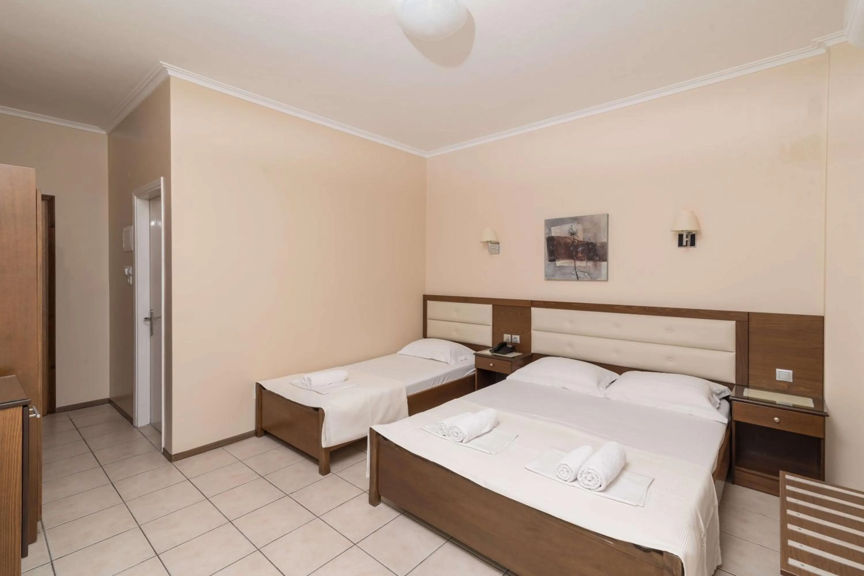 Photo of the whole room, Bed in Gold Stern