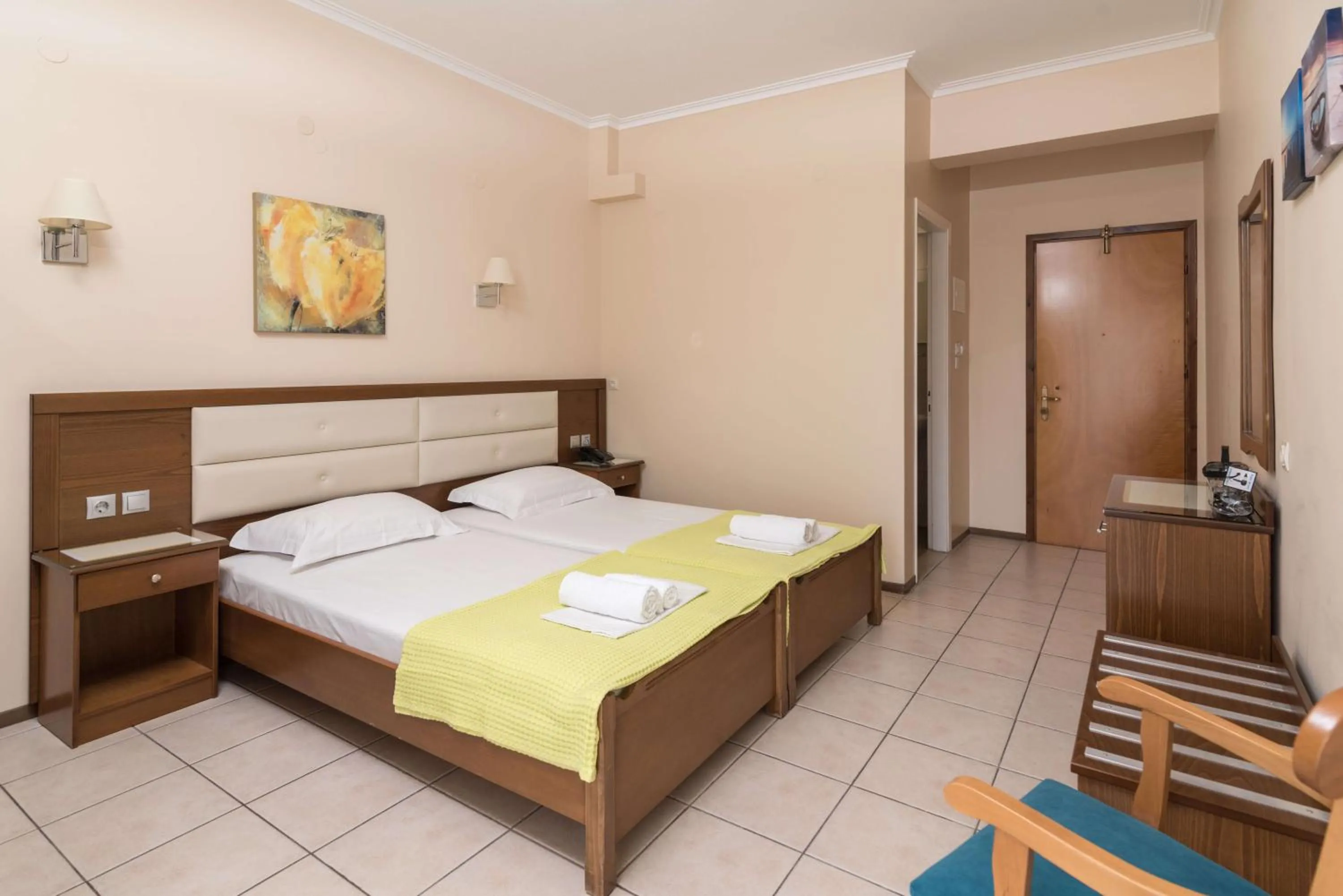 Photo of the whole room, Bed in Gold Stern