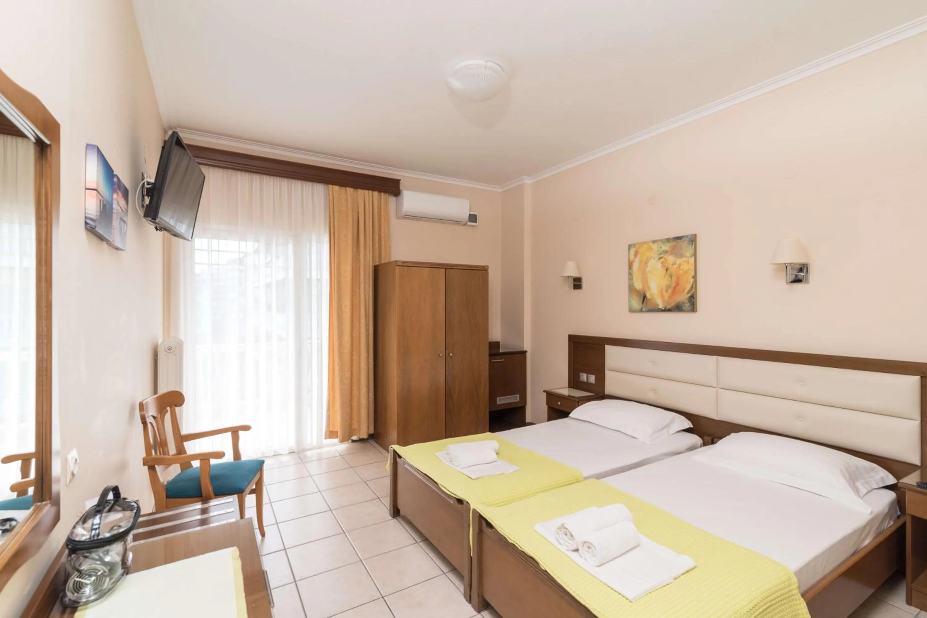 Photo of the whole room, Bed in Gold Stern