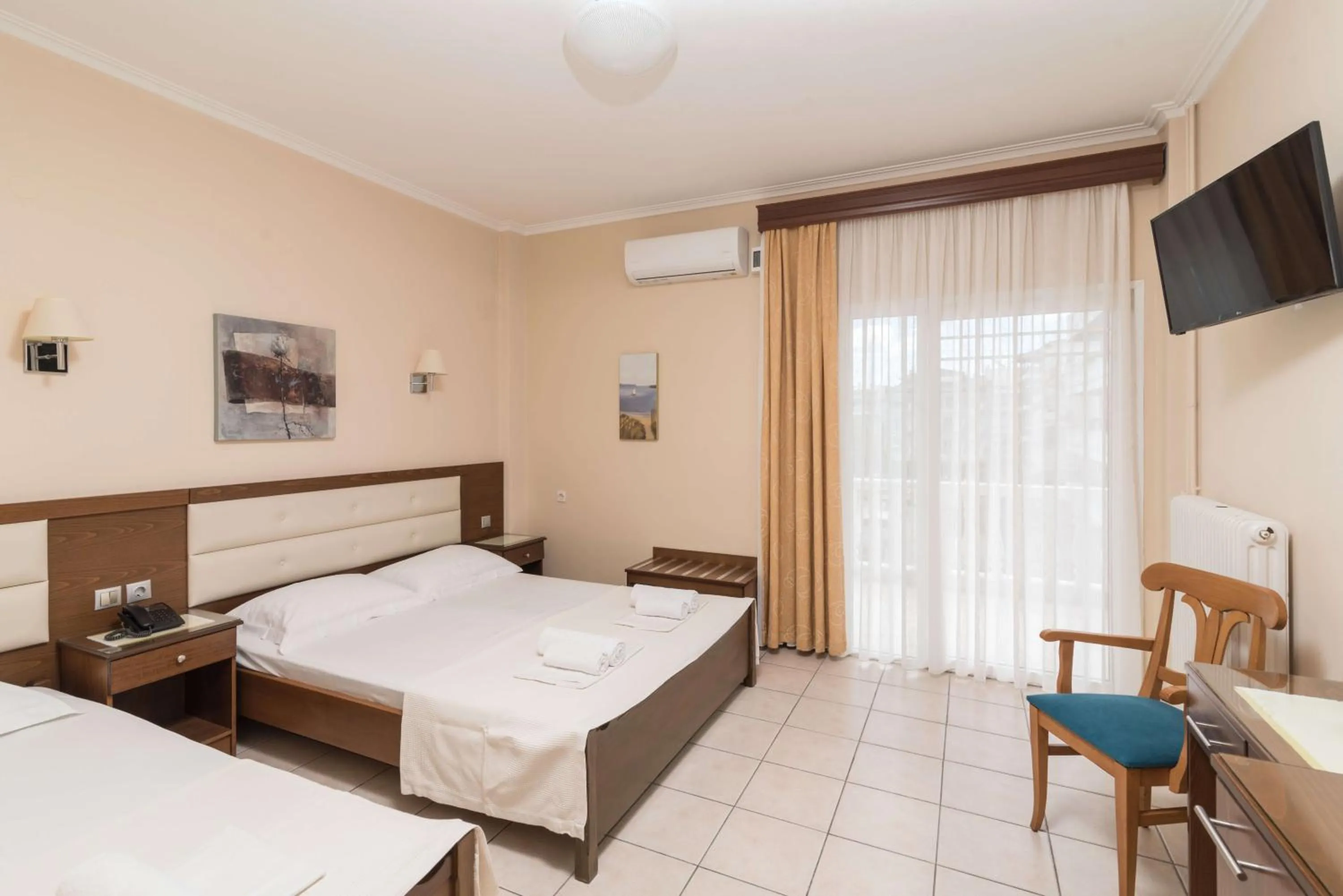 Photo of the whole room, Bed in Gold Stern