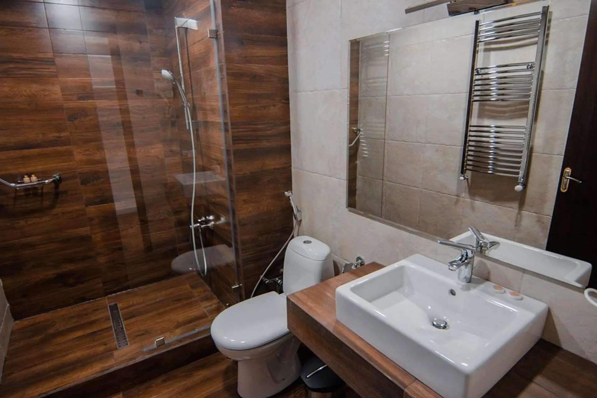 Shower in Hotel Tela & Mareli Winery