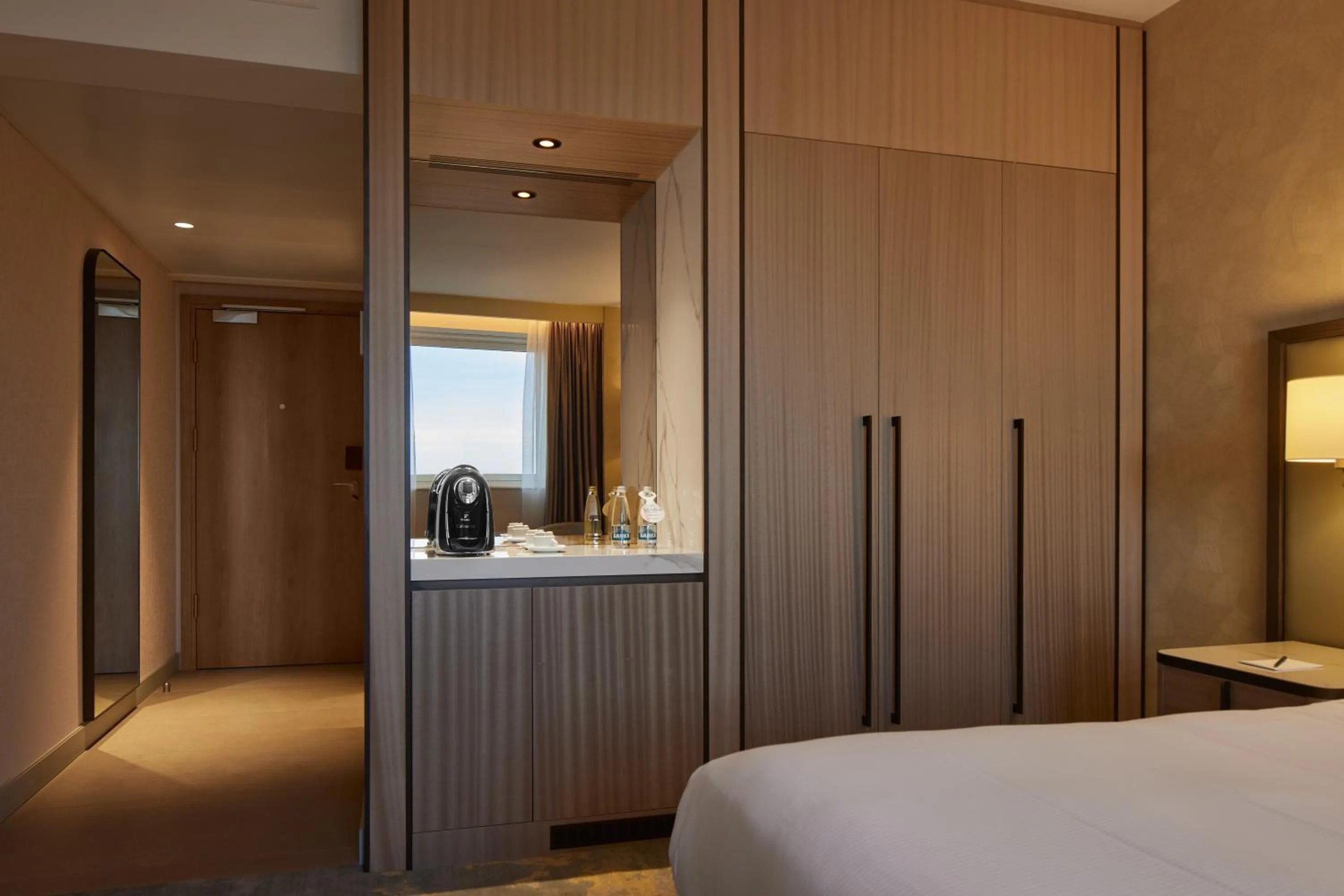 Coffee/tea facilities, Bed in Hilton Sofia