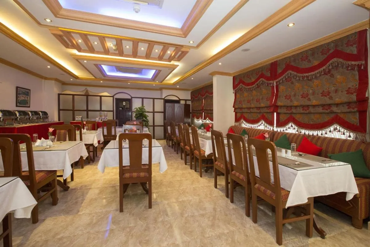 Restaurant/places to eat in Samara Hotel