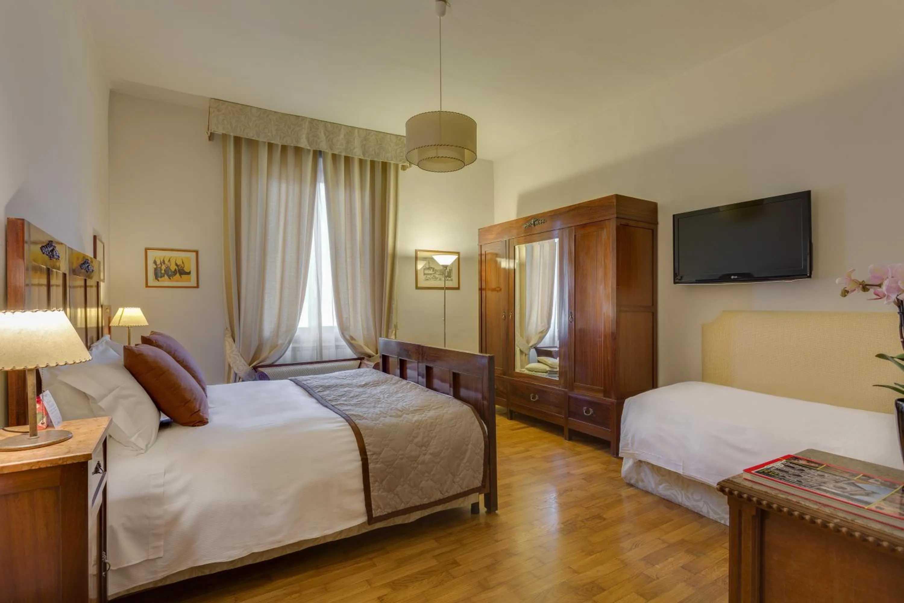Photo of the whole room, Bed in Locanda Dei Guelfi