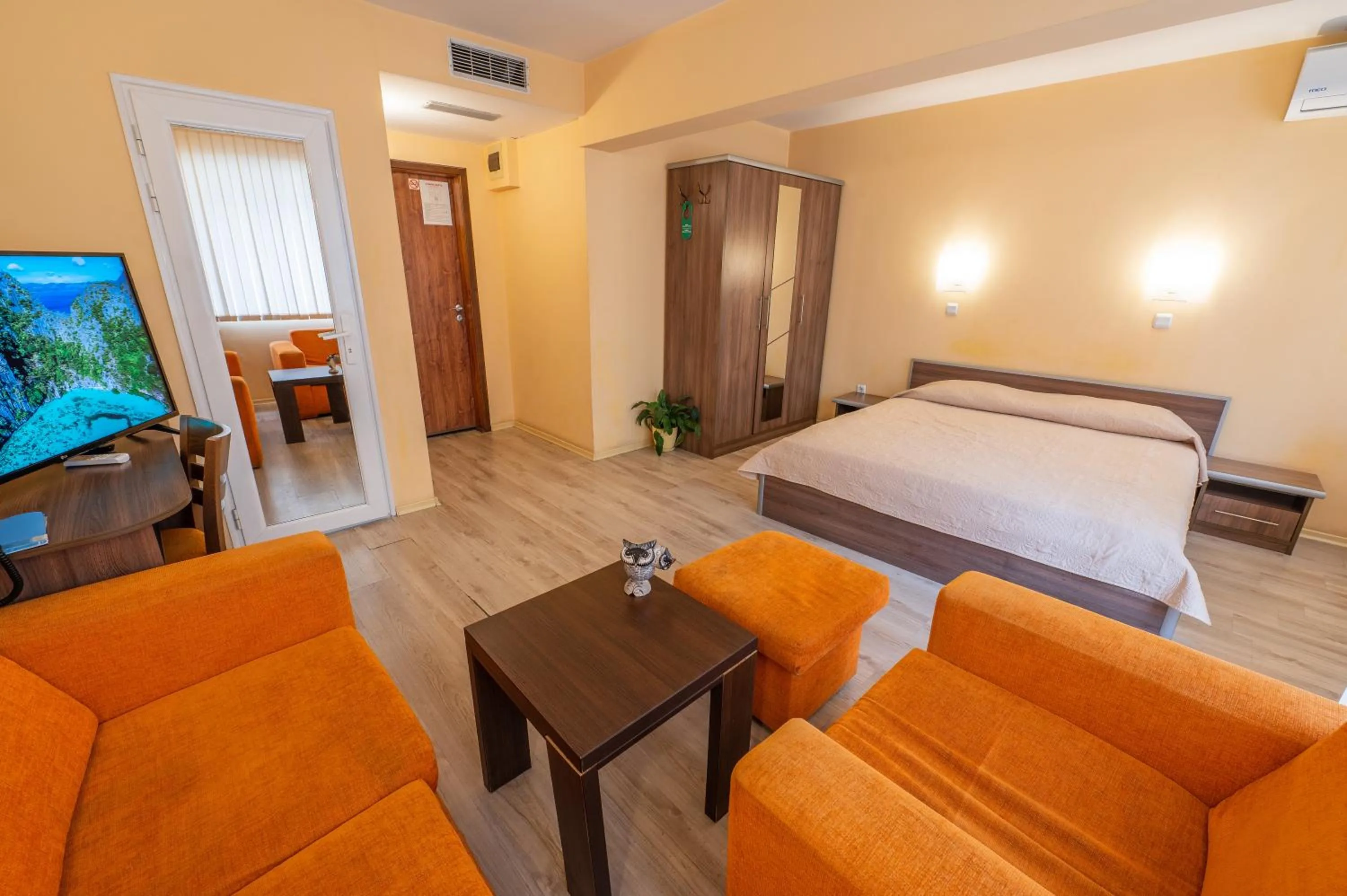 Communal lounge/ TV room, Bed in Family Hotel Gran Ivan