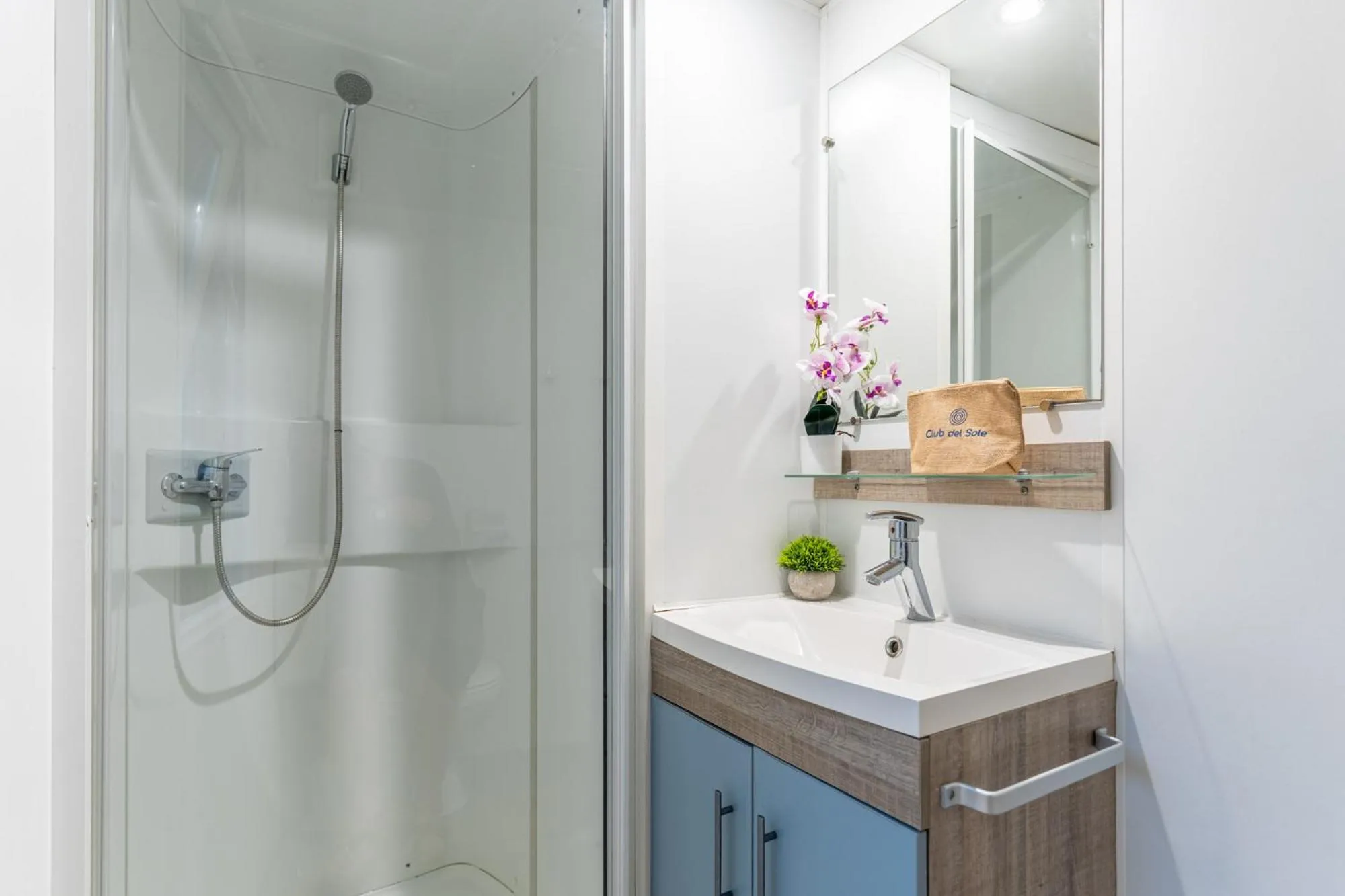 Shower in Club del Sole Spina Family Collection