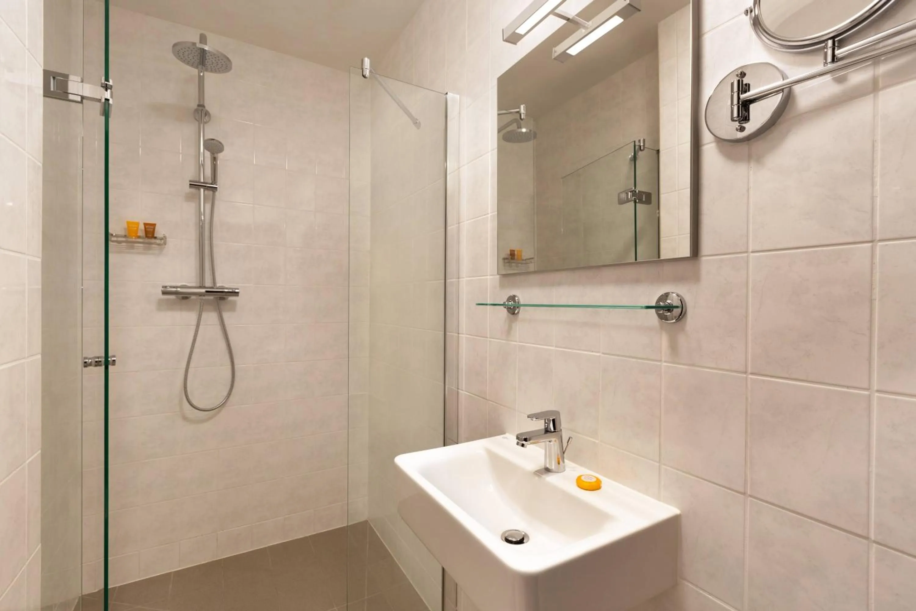 Bathroom in Rotterdam Teleport Hotel